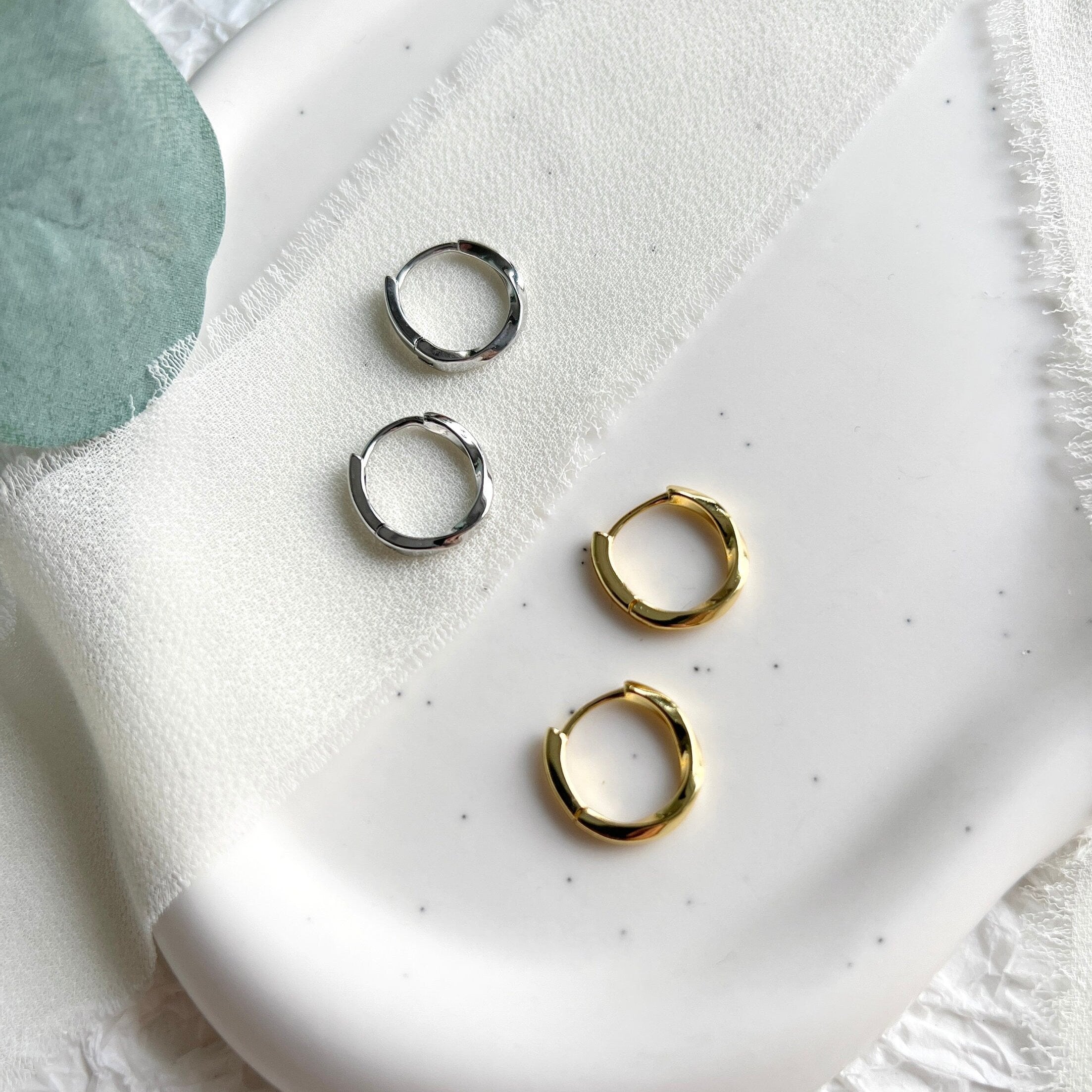 Creolen Ohrringe, Gold und Silber, rund, gedreht, moderne Ohrringe, minimalistisch, kleine - Gold-Ohrringe-Schmuckblüte