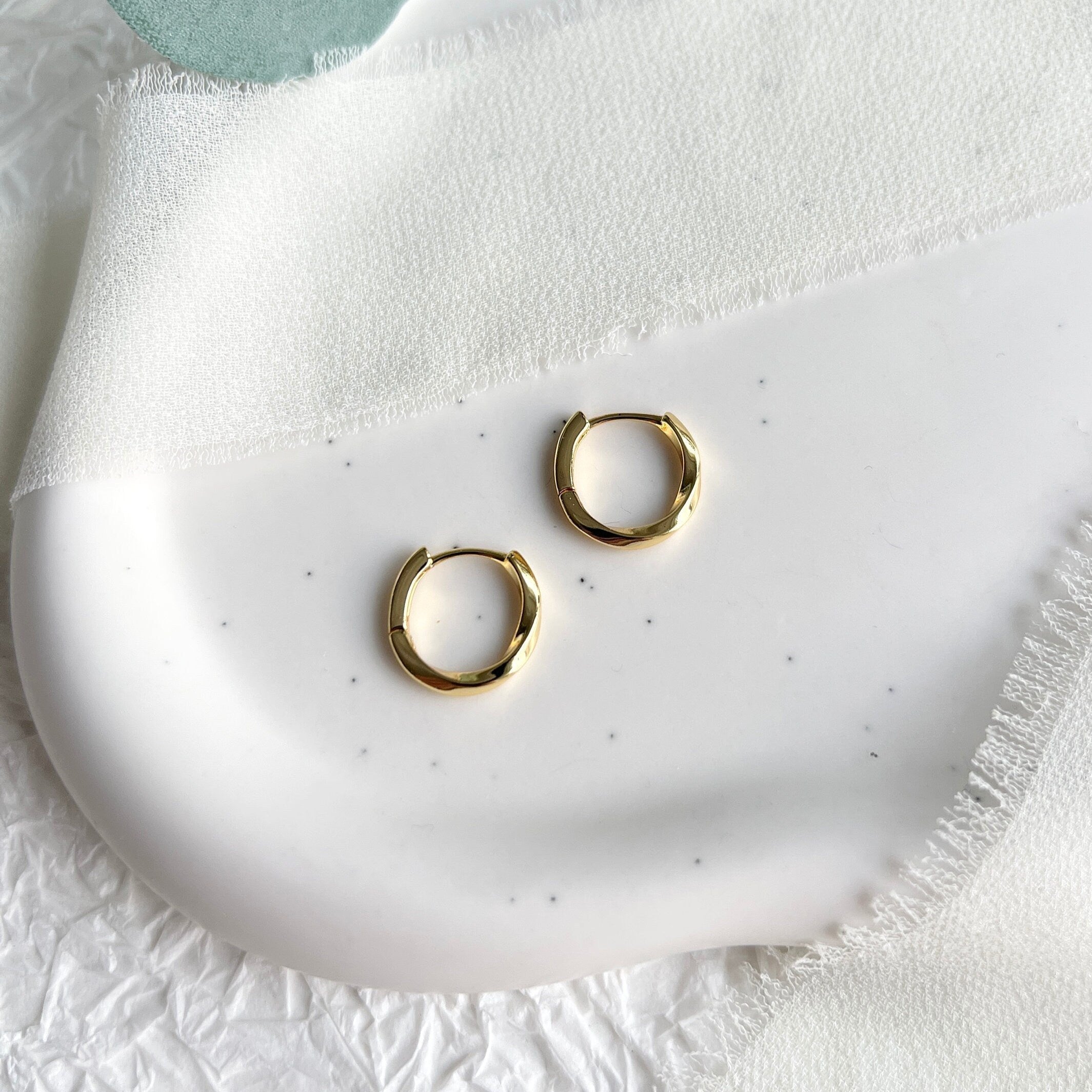 Goldene feine Creolen, Schmuck für Frauen, minimalistisch, gedrehte Kreolen, Geschenk fuer Sie, Ohrringe, eleganter Ohrschmuck, Damenschmuck Gold, Weihnachtsgeschenk, Geburtstagsgeschenk