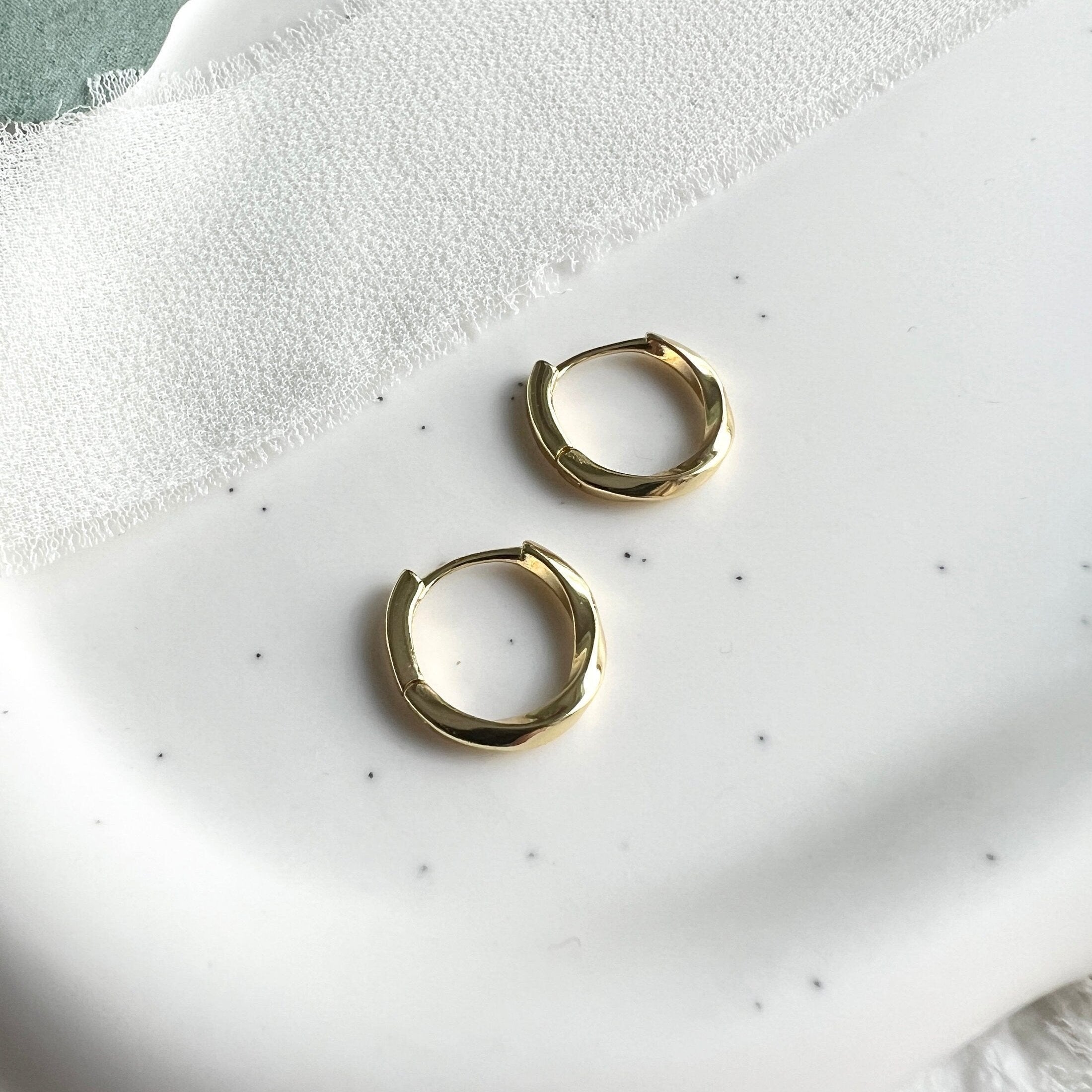 Creolen Ohrringe, Gold und Silber, rund, gedreht, moderne Ohrringe, minimalistisch, kleine - Gold-Ohrringe-Schmuckblüte