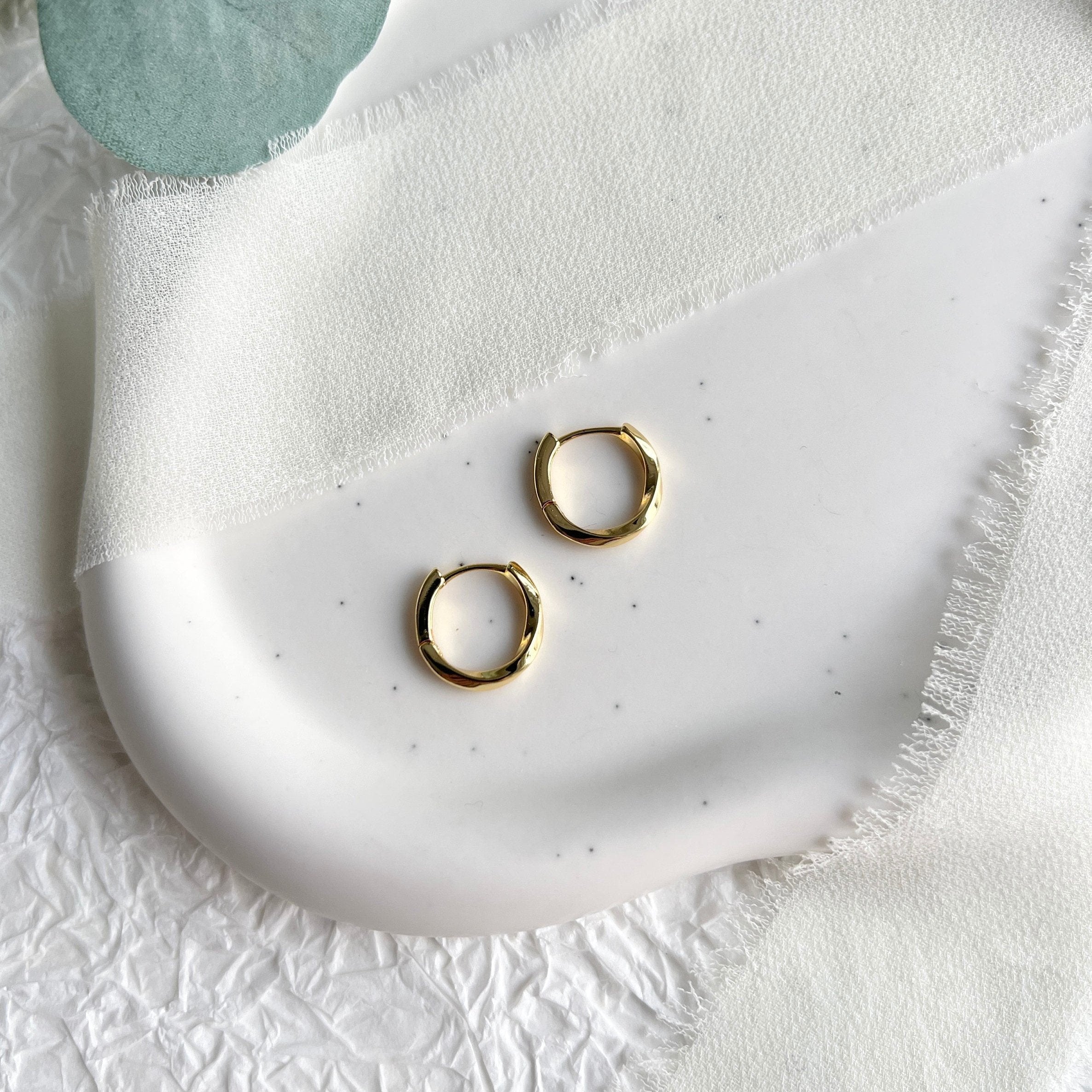 Goldene feine Creolen, Schmuck für Frauen, minimalistisch, gedrehte Kreolen, Geschenk fuer Sie, Ohrringe, eleganter Ohrschmuck, Damenschmuck Gold, Weihnachtsgeschenk, Geburtstagsgeschenk