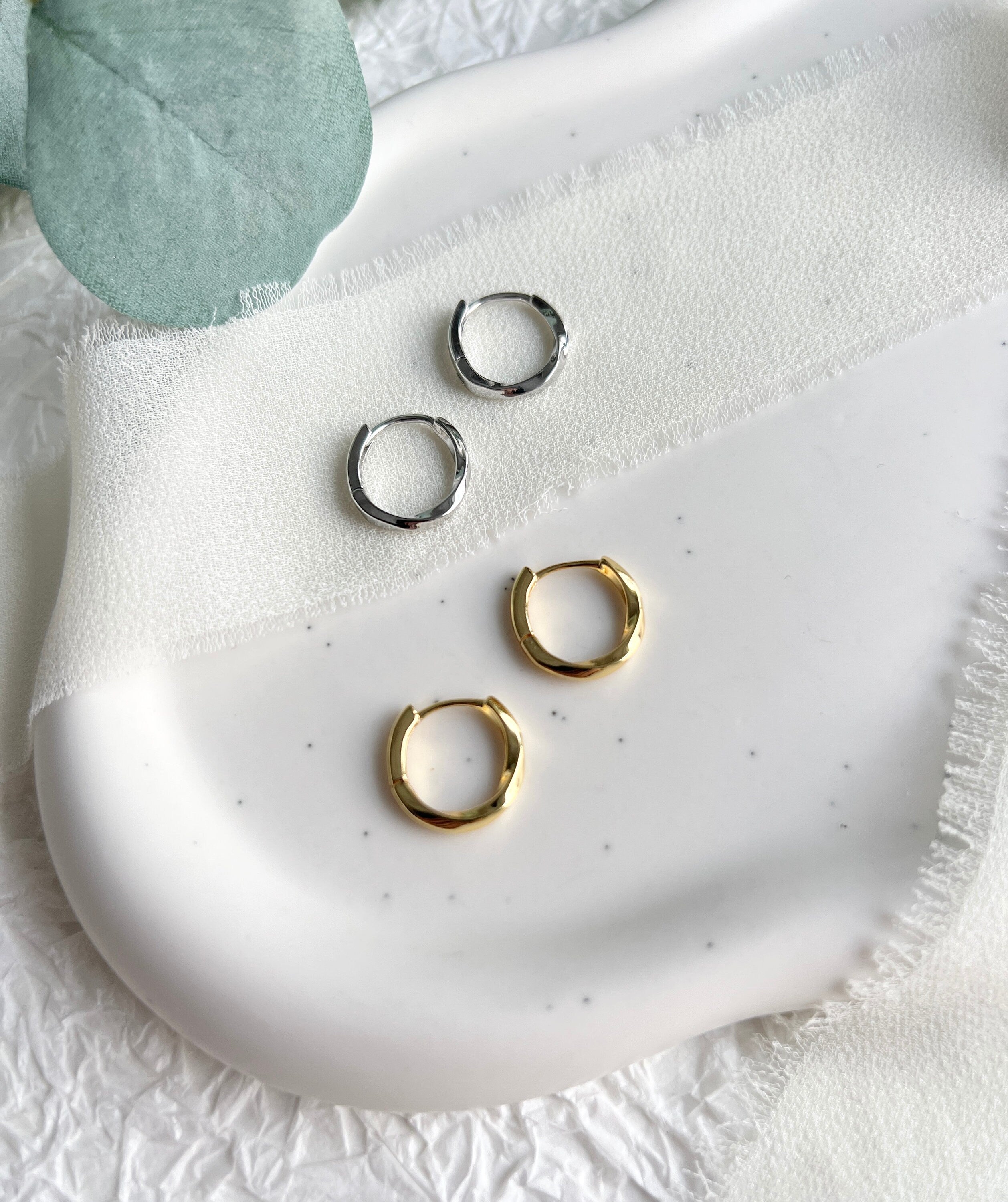 Creolen Ohrringe, Gold und Silber, rund, gedreht, moderne Ohrringe, minimalistisch, kleine - Gold-Ohrringe-Schmuckblüte