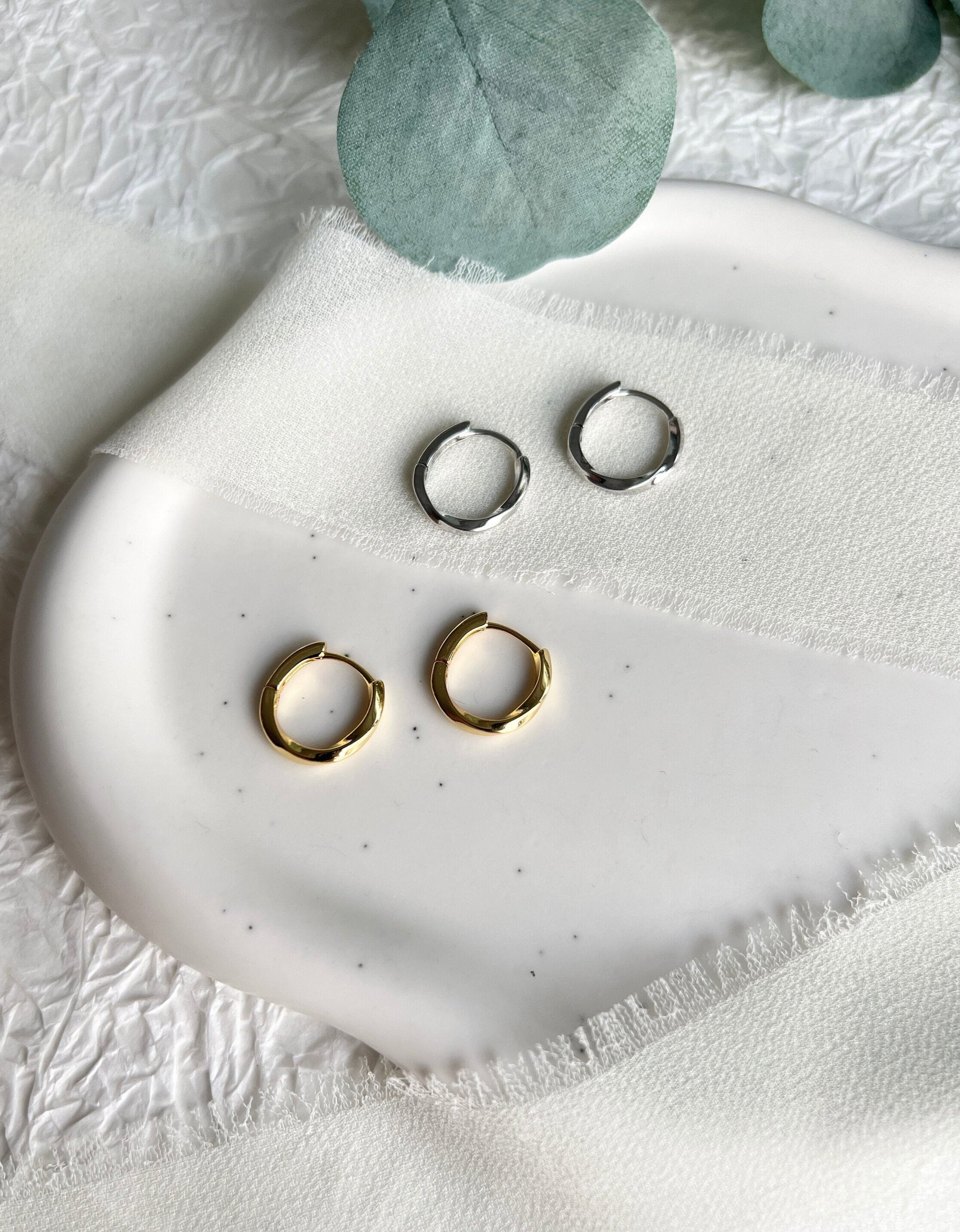 Creolen Ohrringe, Gold und Silber, rund, gedreht, moderne Ohrringe, minimalistisch, kleine - Gold-Ohrringe-Schmuckblüte