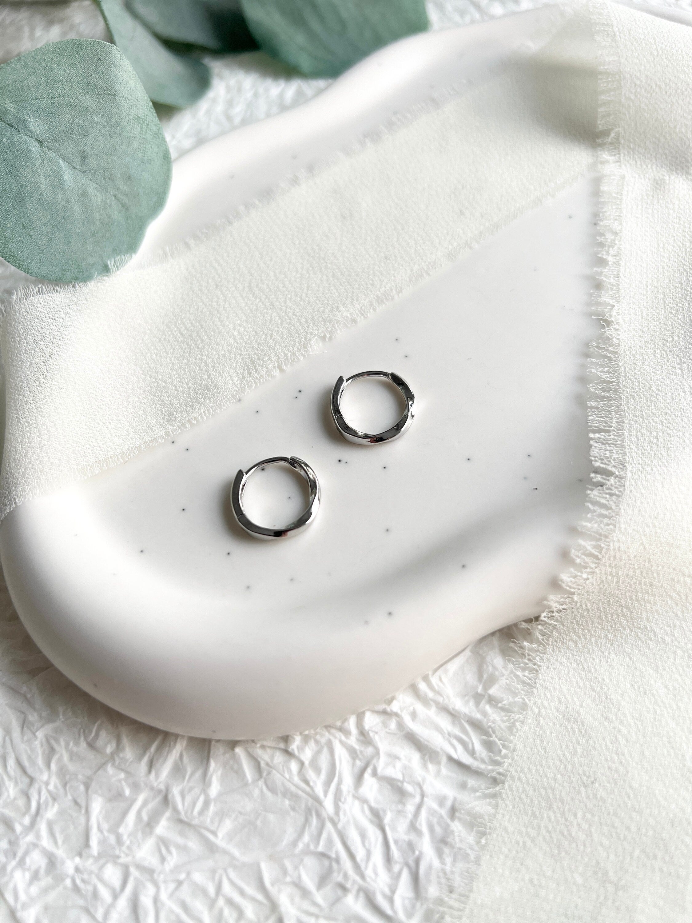 Creolen Ohrringe, Gold und Silber, rund, gedreht, moderne Ohrringe, minimalistisch, kleine - Silber-Ohrringe-Schmuckblüte