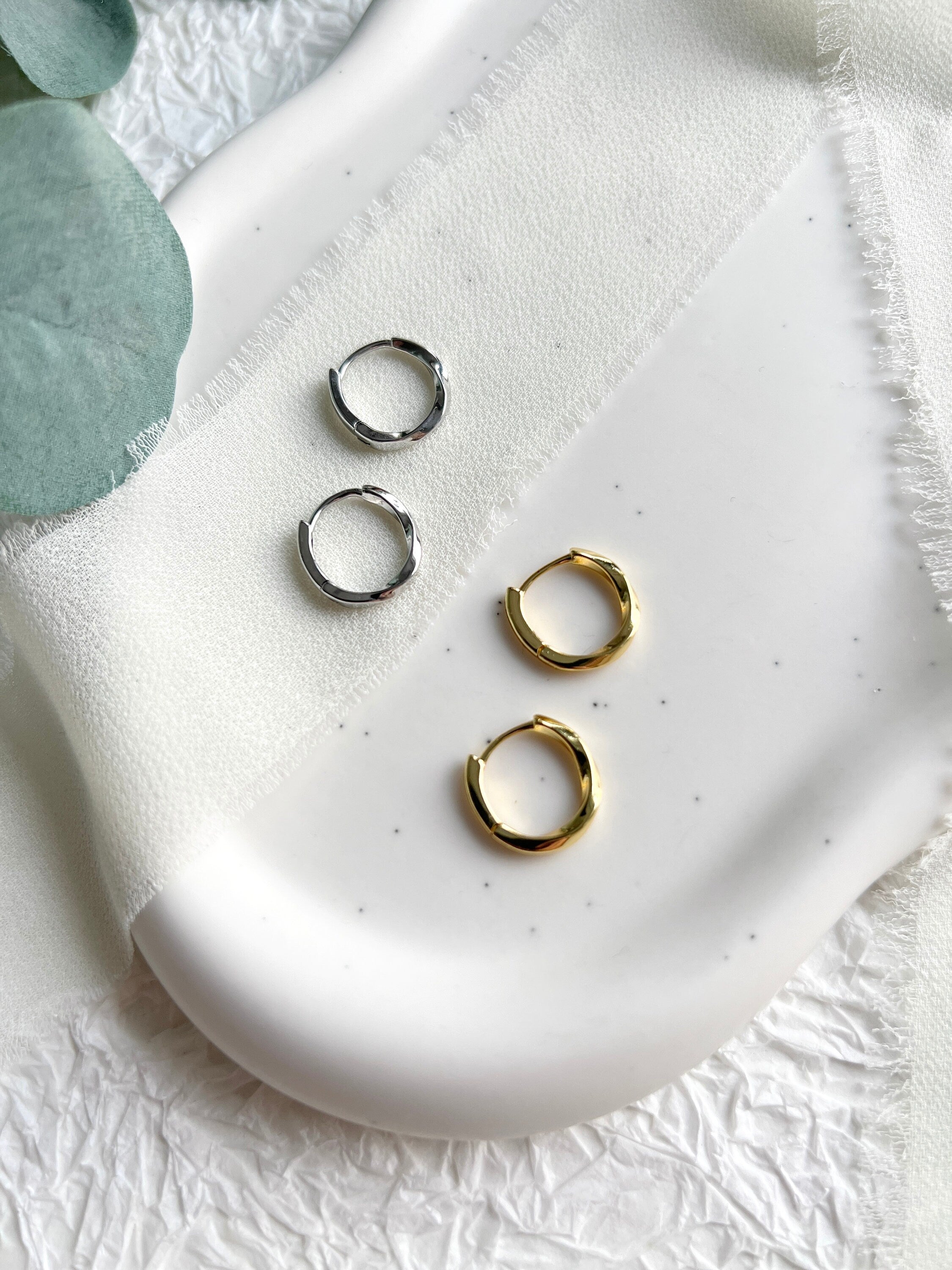 Creolen Ohrringe, Gold und Silber, rund, gedreht, moderne Ohrringe, minimalistisch, kleine - Silber-Ohrringe-Schmuckblüte