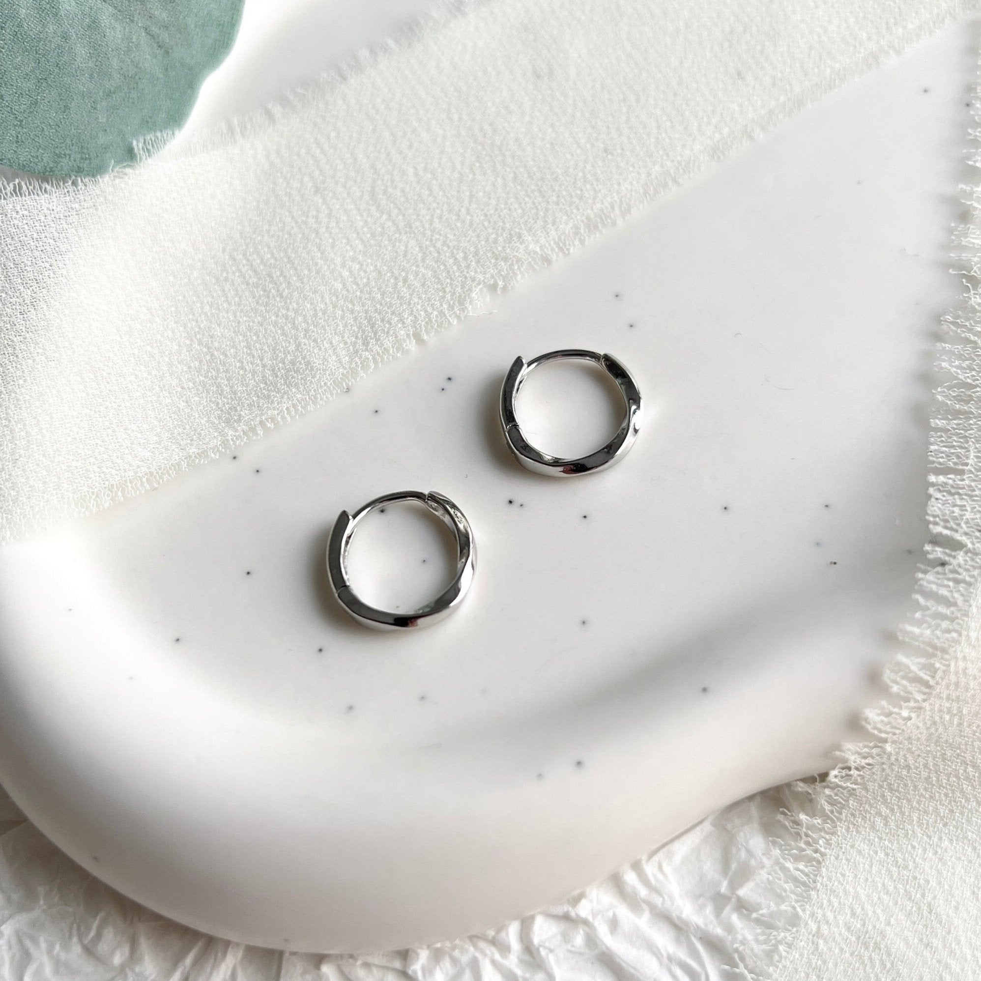 Creolen Ohrringe, Gold und Silber, rund, gedreht, moderne Ohrringe, minimalistisch, kleine - Silber-Ohrringe-Schmuckblüte