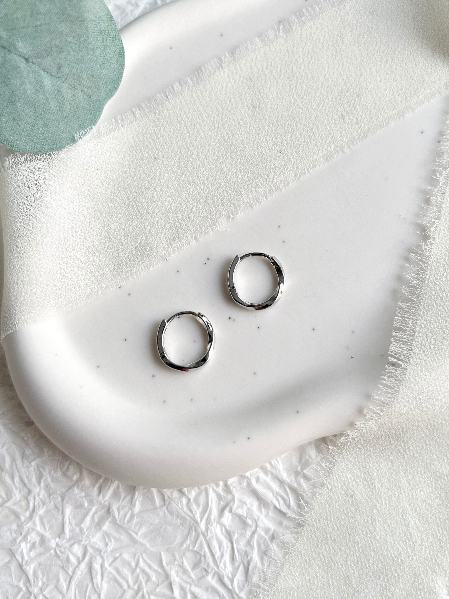 Creolen Ohrringe, Gold und Silber, rund, gedreht, moderne Ohrringe, minimalistisch, kleine - Silber-Ohrringe-Schmuckblüte