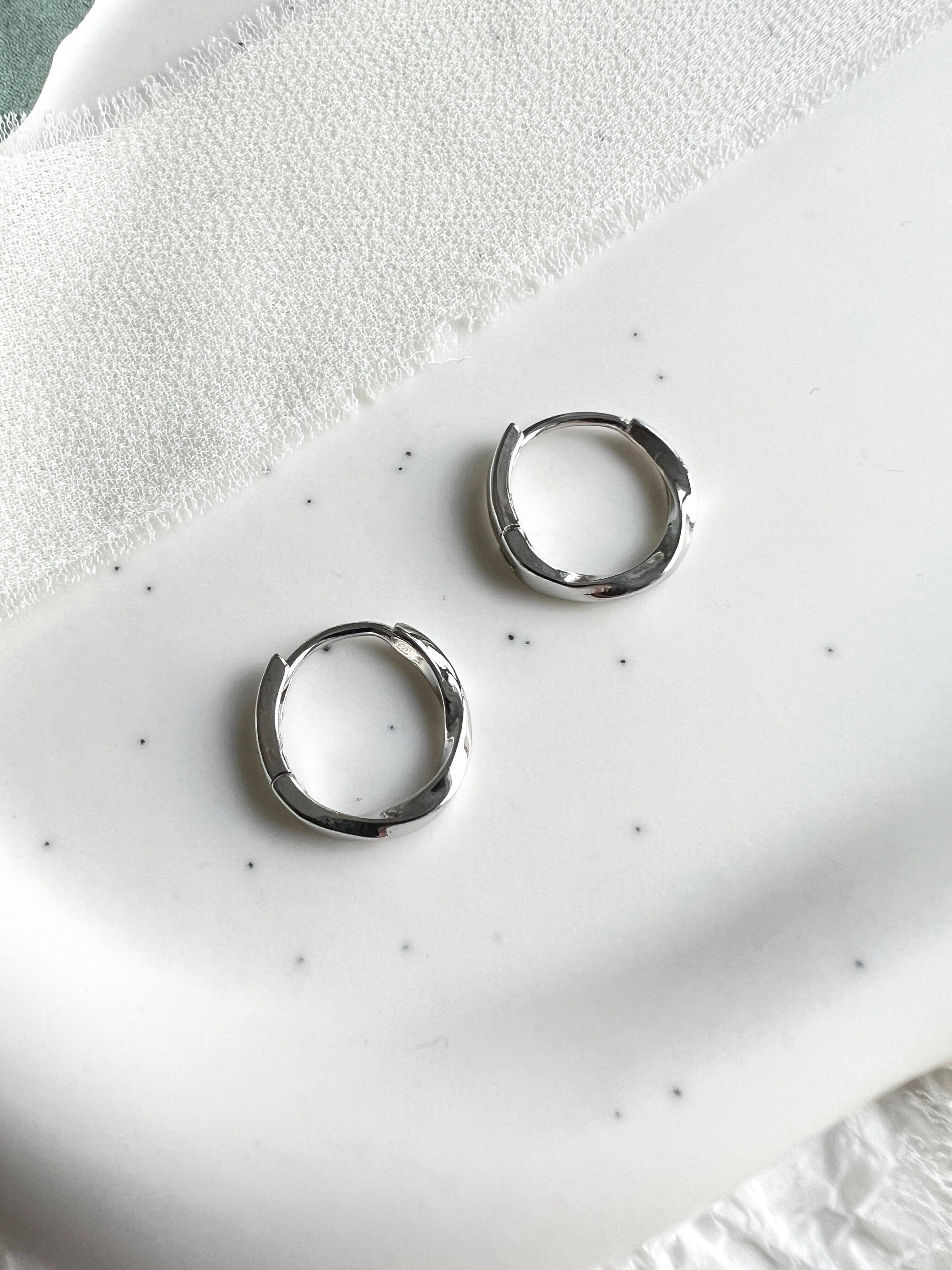 Creolen Ohrringe, Gold und Silber, rund, gedreht, moderne Ohrringe, minimalistisch, kleine - Silber-Ohrringe-Schmuckblüte