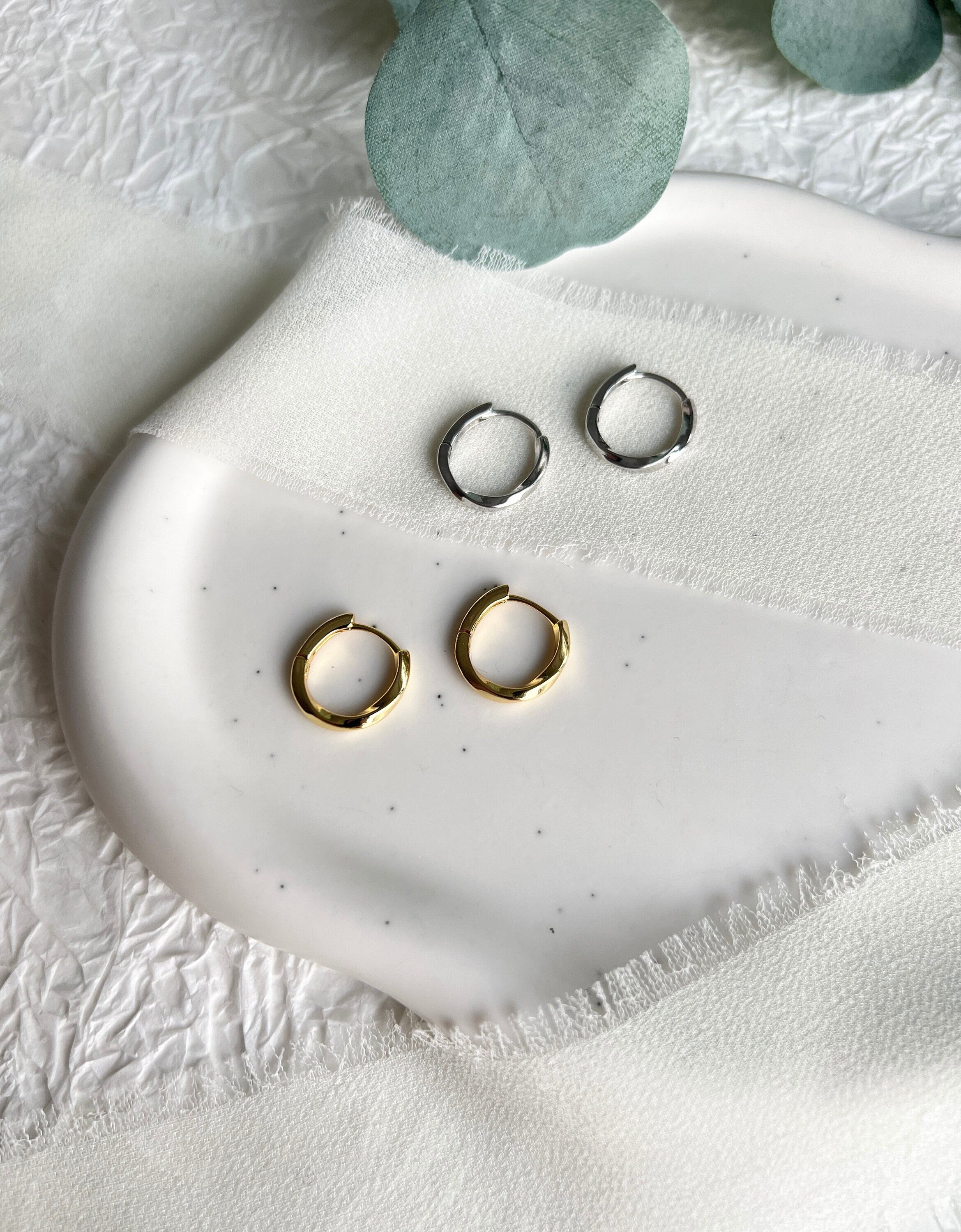 Creolen Ohrringe, Gold und Silber, rund, gedreht, moderne Ohrringe, minimalistisch, kleine - Silber-Ohrringe-Schmuckblüte