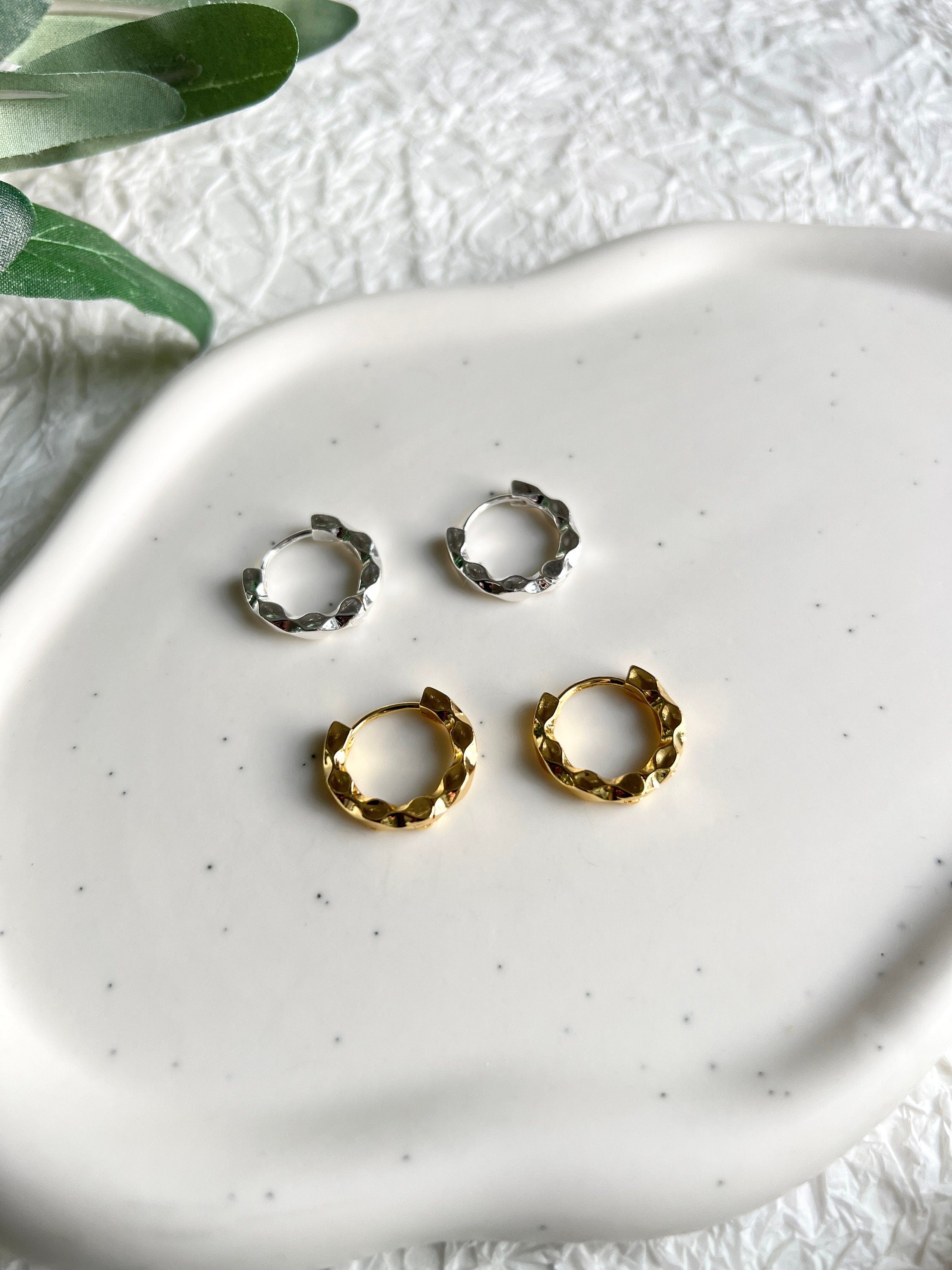 Creolen Ohrringe, Gold und Silber, rund, uneben, moderne Ohrringe, minimalistisch, kleine - Silber-Ohrringe-Schmuckblüte