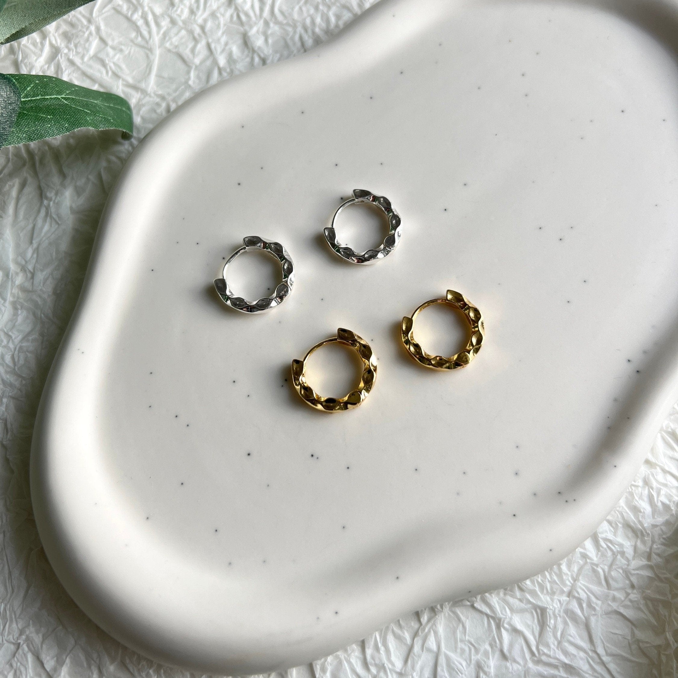 Creolen Ohrringe, Gold und Silber, rund, uneben, moderne Ohrringe, minimalistisch, kleine - Silber-Ohrringe-Schmuckblüte