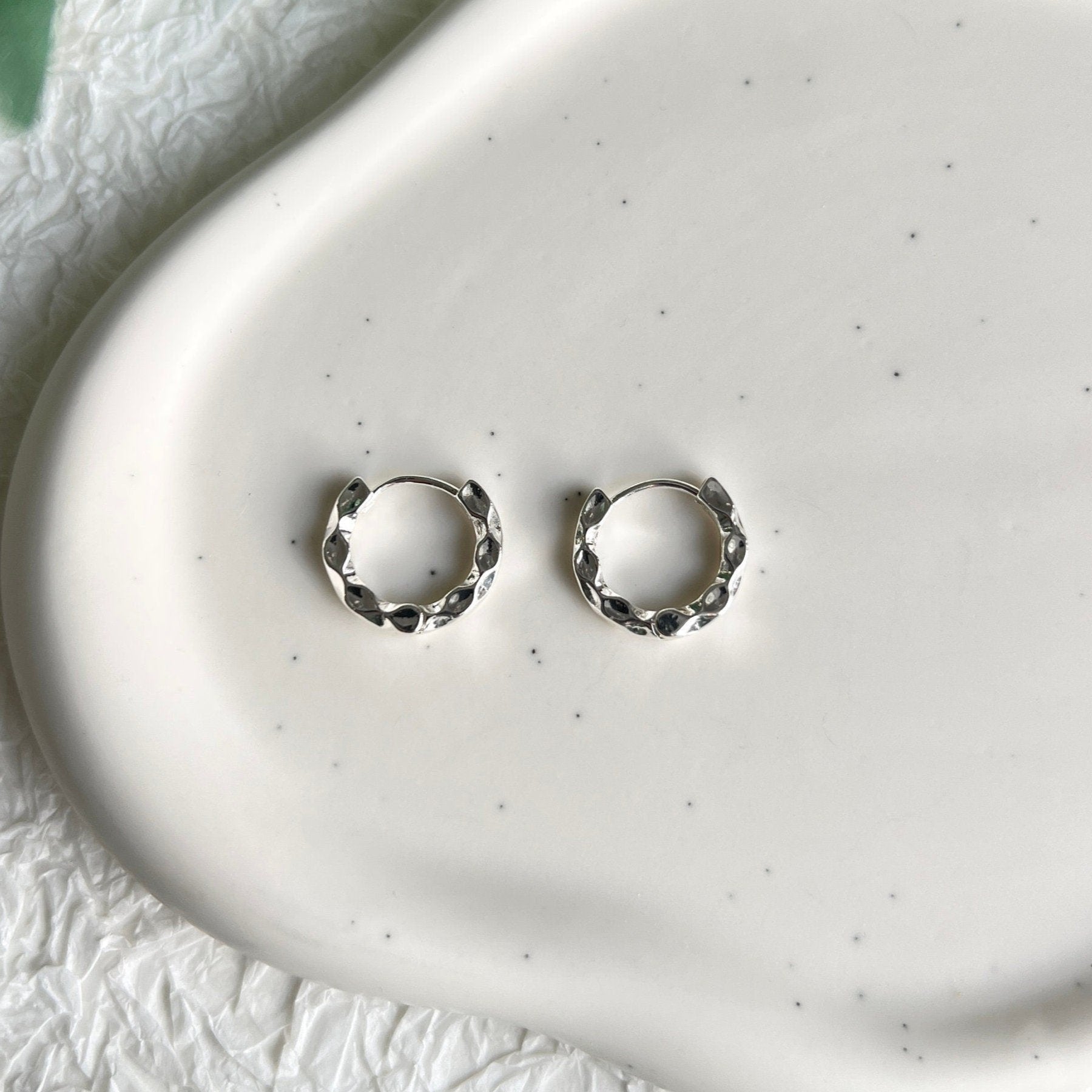 Creolen Ohrringe, Gold und Silber, rund, uneben, moderne Ohrringe, minimalistisch, kleine - Silber-Ohrringe-Schmuckblüte