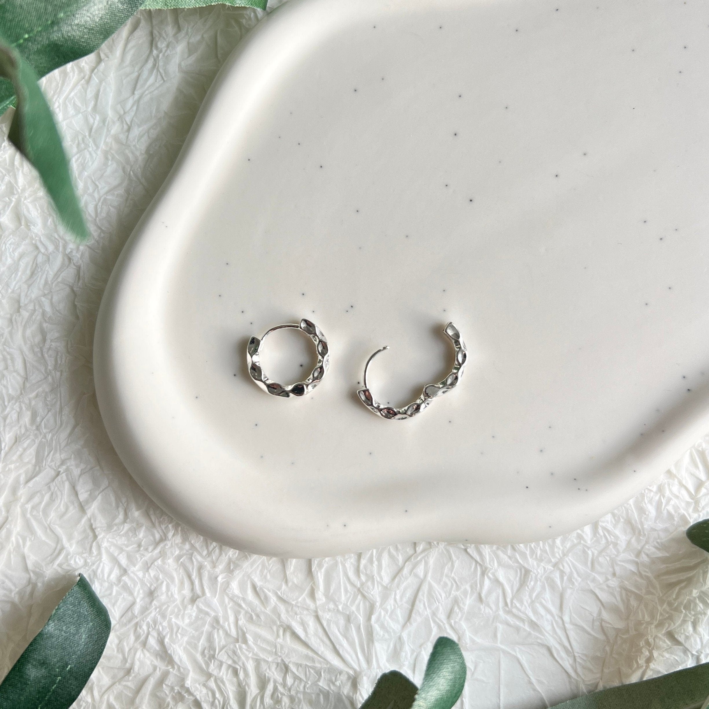 Creolen Ohrringe, Gold und Silber, rund, uneben, moderne Ohrringe, minimalistisch, kleine - Silber-Ohrringe-Schmuckblüte