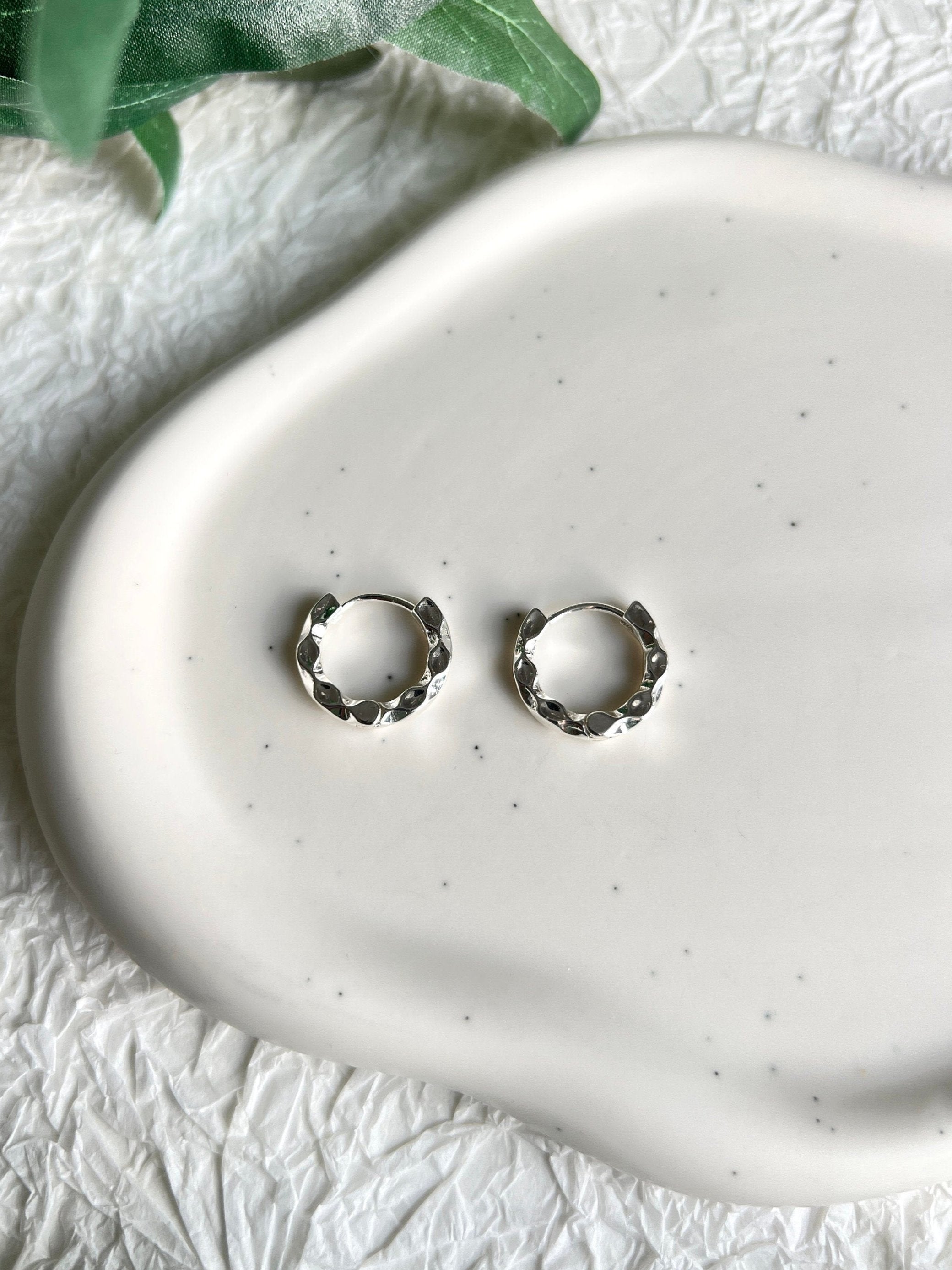 Creolen Ohrringe, Gold und Silber, rund, uneben, moderne Ohrringe, minimalistisch, kleine - Silber-Ohrringe-Schmuckblüte