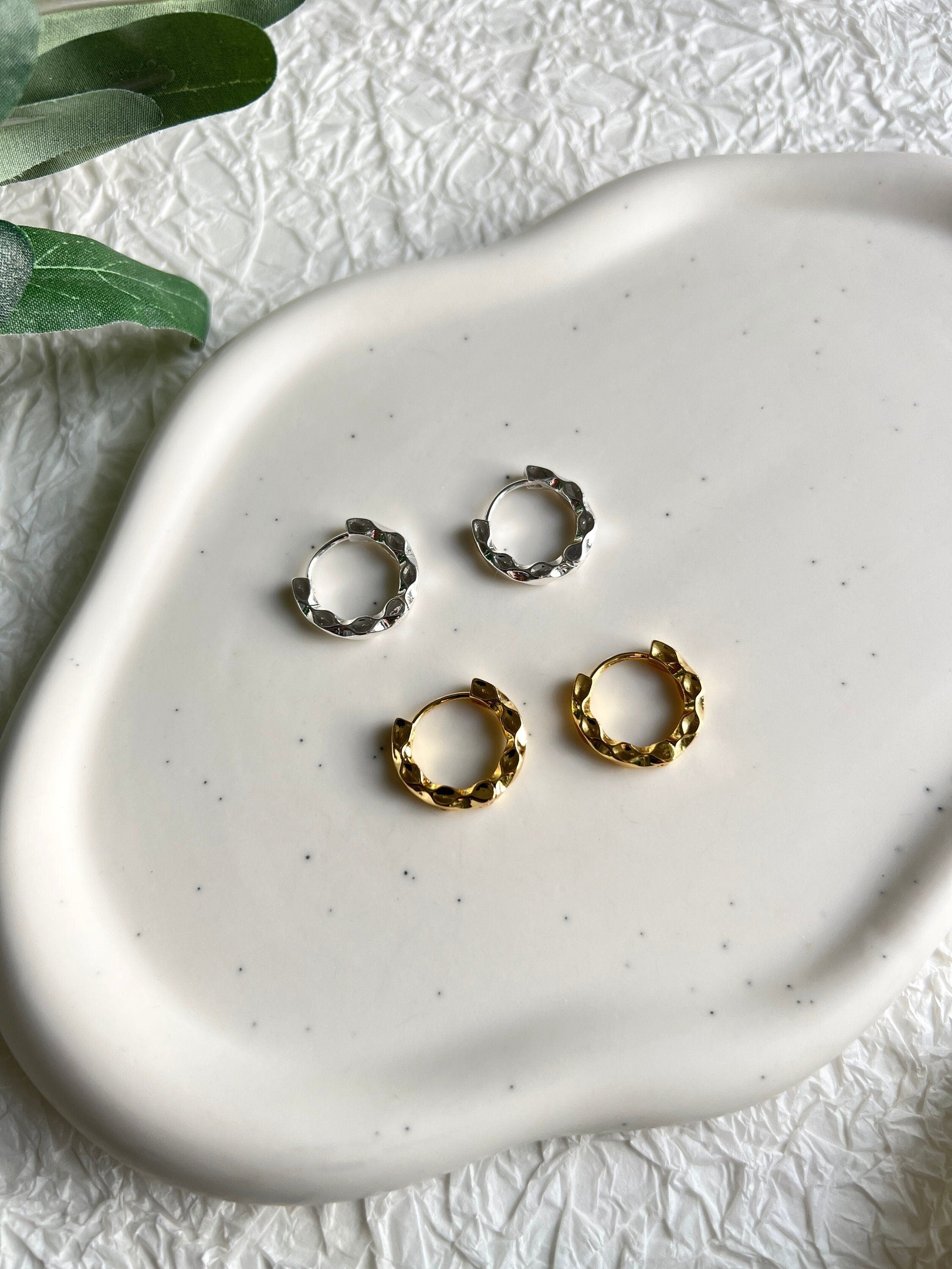 Creolen Ohrringe, Gold und Silber, rund, uneben, moderne Ohrringe, minimalistisch, kleine - Silber-Ohrringe-Schmuckblüte