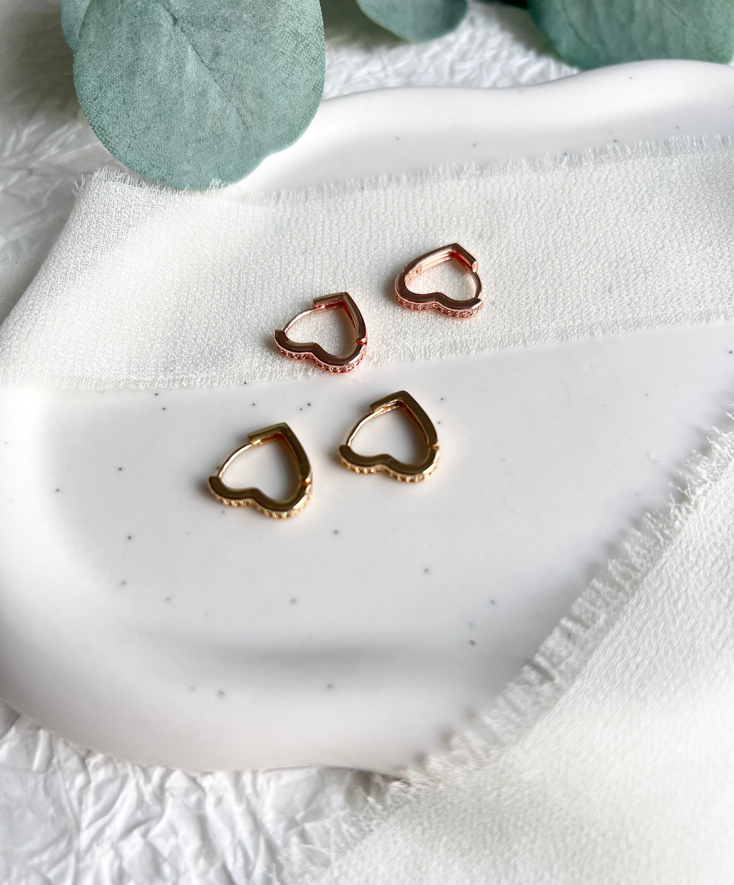 Creolen Ohrringe, Herzform, Herz, Gold und Roségold, Huggie Ohrringe, Hoops, Ohrstecker - Gold-Ohrringe-Schmuckblüte