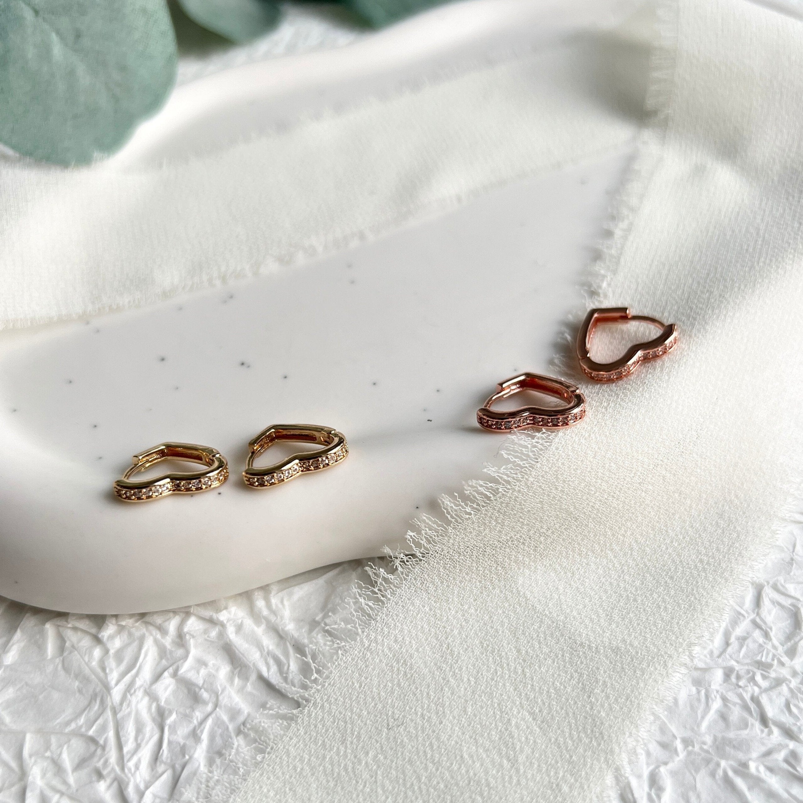 Creolen Ohrringe, Herzform, Herz, Gold und Roségold, Huggie Ohrringe, Hoops, Ohrstecker - Gold-Ohrringe-Schmuckblüte