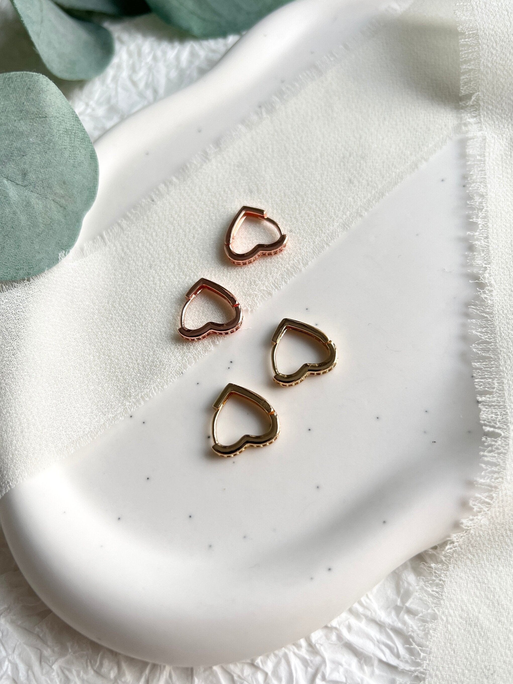 Creolen Ohrringe, Herzform, Herz, Gold und Roségold, Huggie Ohrringe, Hoops, Ohrstecker - Gold-Ohrringe-Schmuckblüte