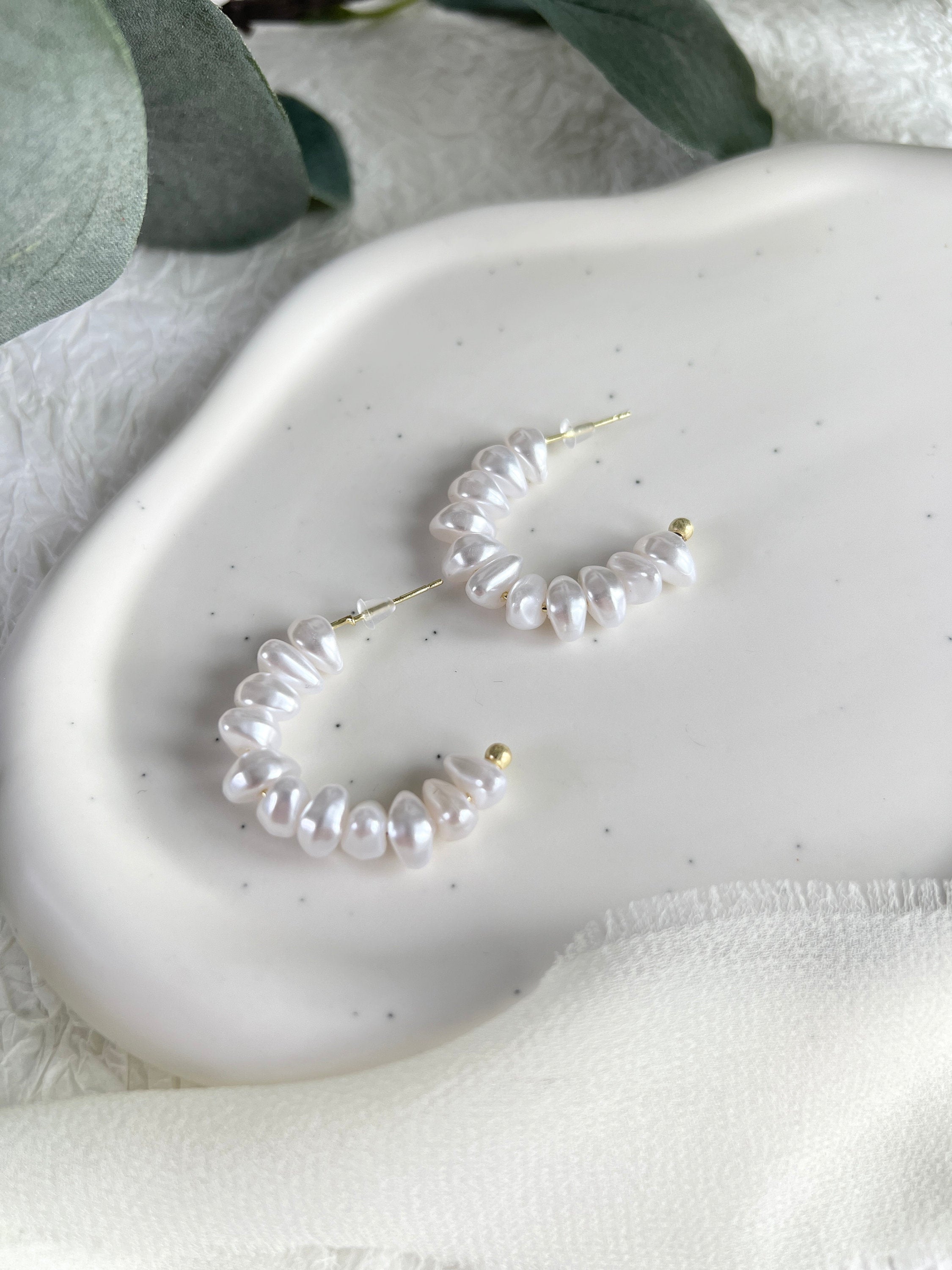 Creolen, Perlen, weiße halbe Creolen, mittelgroß, Ohrstecker, Gold, Perlmutt Optik Ohrschmuck,-Ohrringe-Schmuckblüte