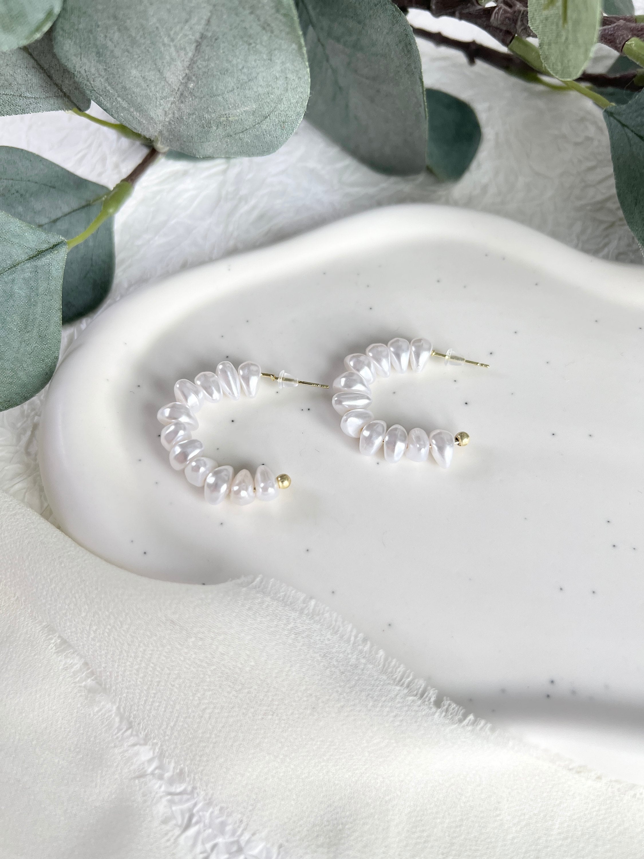 Creolen, Perlen, weiße halbe Creolen, mittelgroß, Ohrstecker, Gold, Perlmutt Optik Ohrschmuck,-Ohrringe-Schmuckblüte