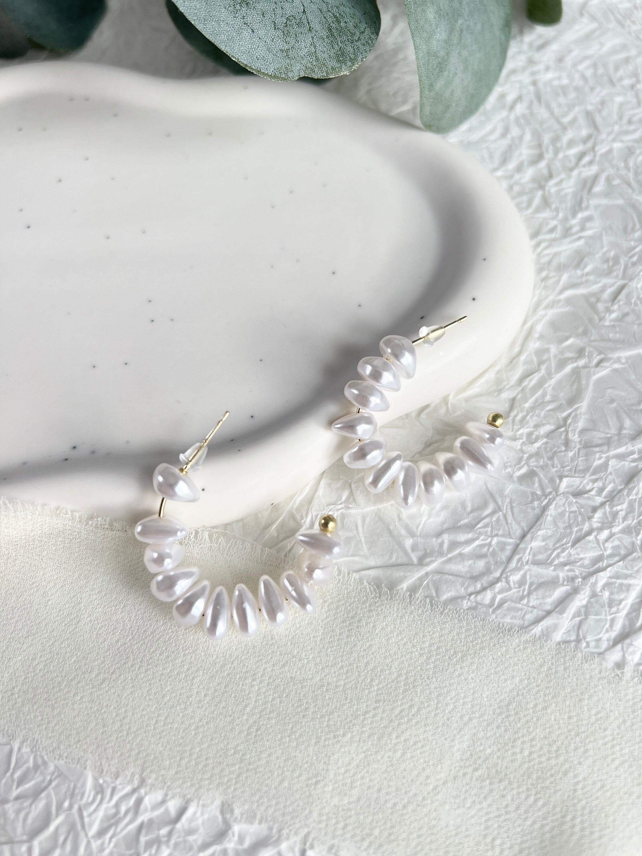 Creolen, Perlen, weiße halbe Creolen, mittelgroß, Ohrstecker, Gold, Perlmutt Optik Ohrschmuck,-Ohrringe-Schmuckblüte