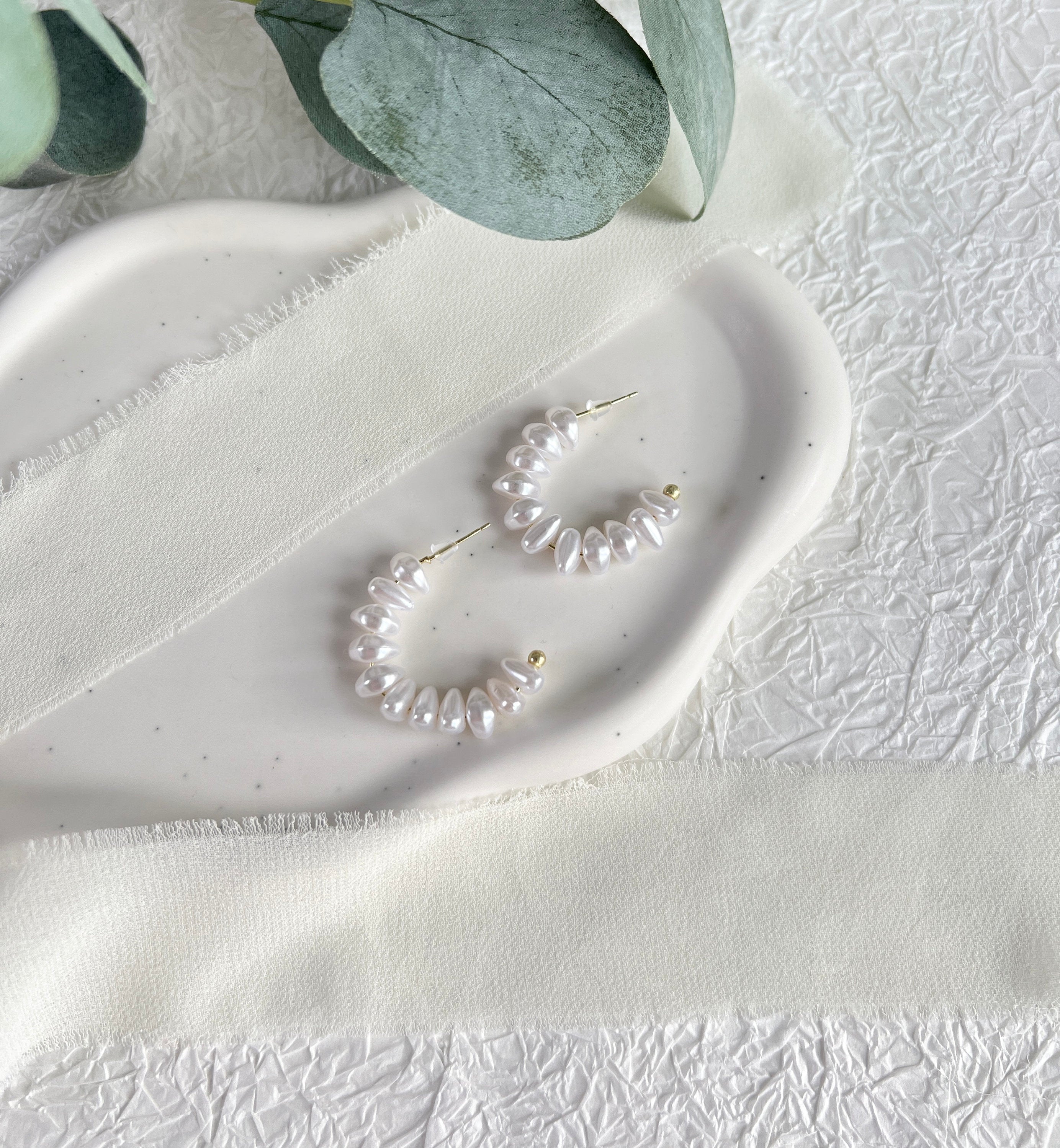 Creolen, Perlen, weiße halbe Creolen, mittelgroß, Ohrstecker, Gold, Perlmutt Optik Ohrschmuck,-Ohrringe-Schmuckblüte