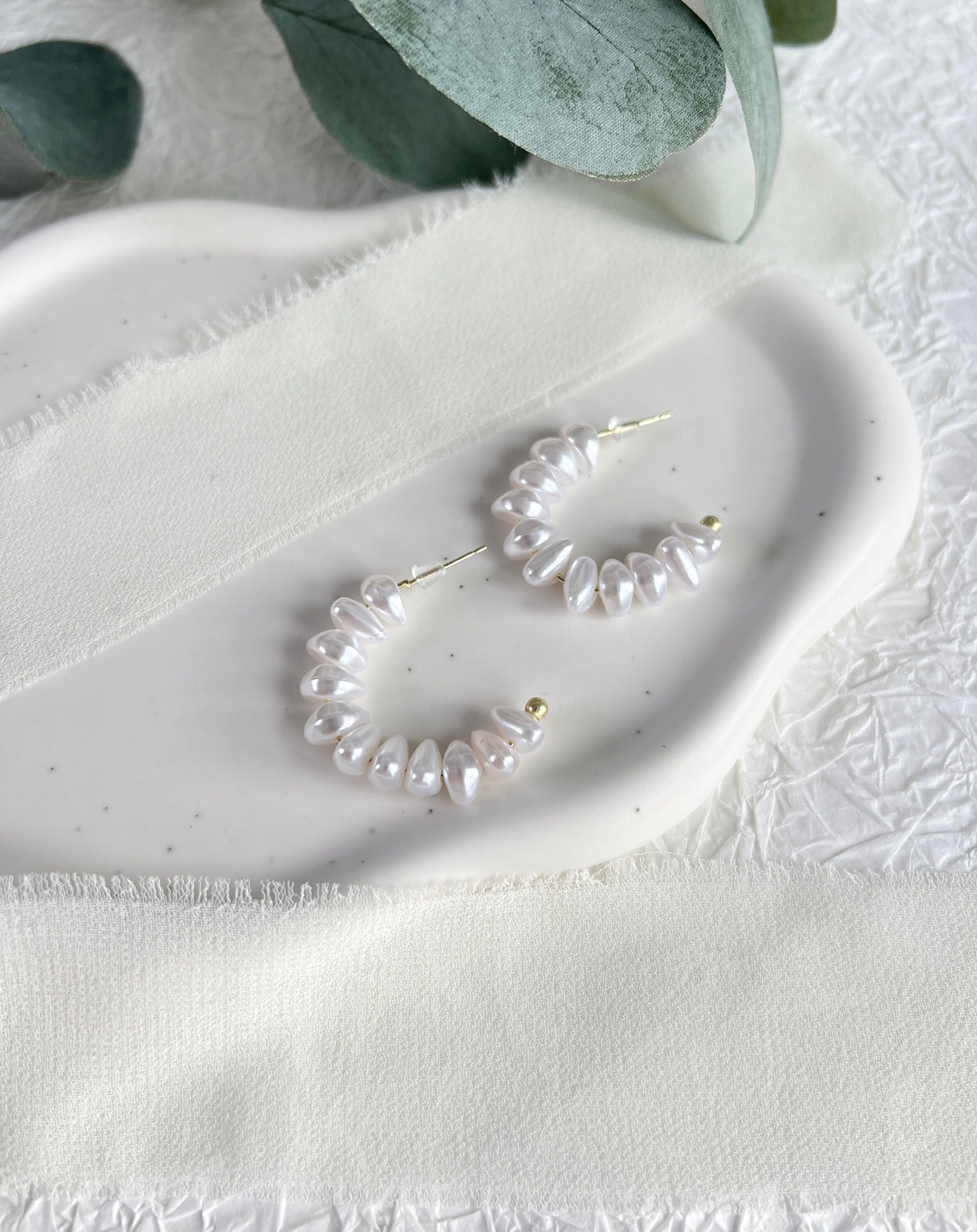 Creolen, Perlen, weiße halbe Creolen, mittelgroß, Ohrstecker, Gold, Perlmutt Optik Ohrschmuck,-Ohrringe-Schmuckblüte