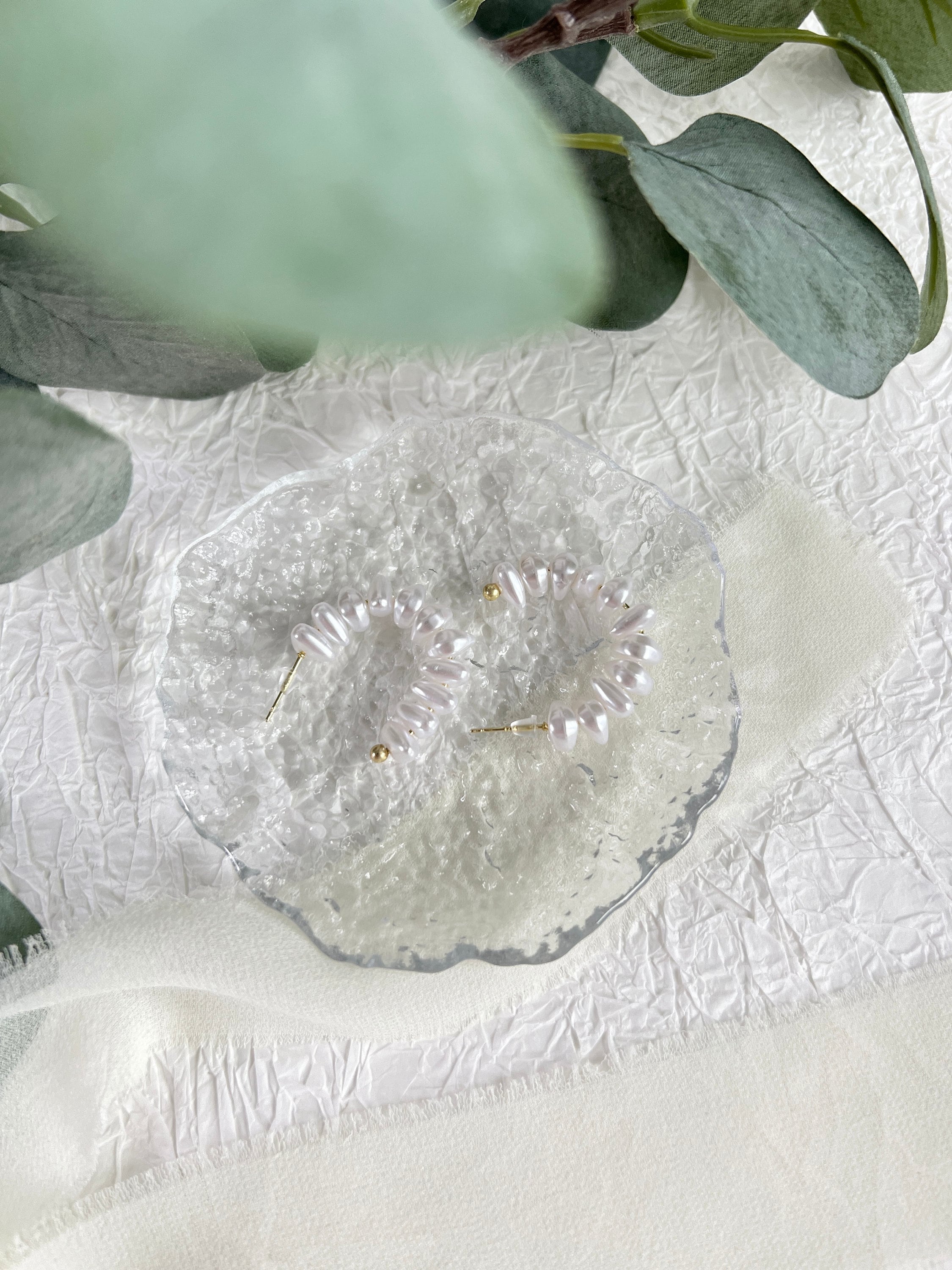 Creolen, Perlen, weiße halbe Creolen, mittelgroß, Ohrstecker, Gold, Perlmutt Optik Ohrschmuck,-Ohrringe-Schmuckblüte