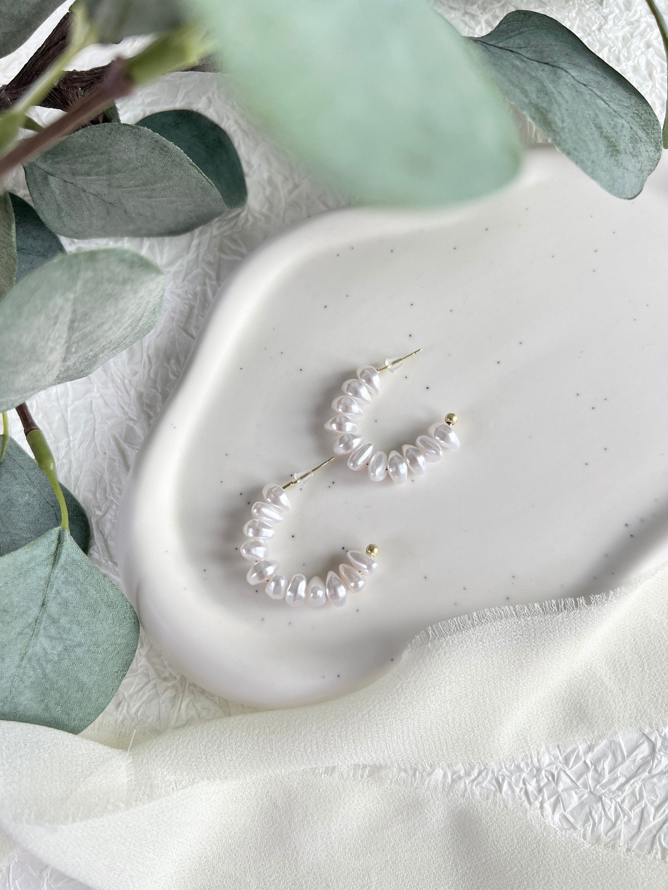 Creolen, Perlen, weiße halbe Creolen, mittelgroß, Ohrstecker, Gold, Perlmutt Optik Ohrschmuck,-Ohrringe-Schmuckblüte