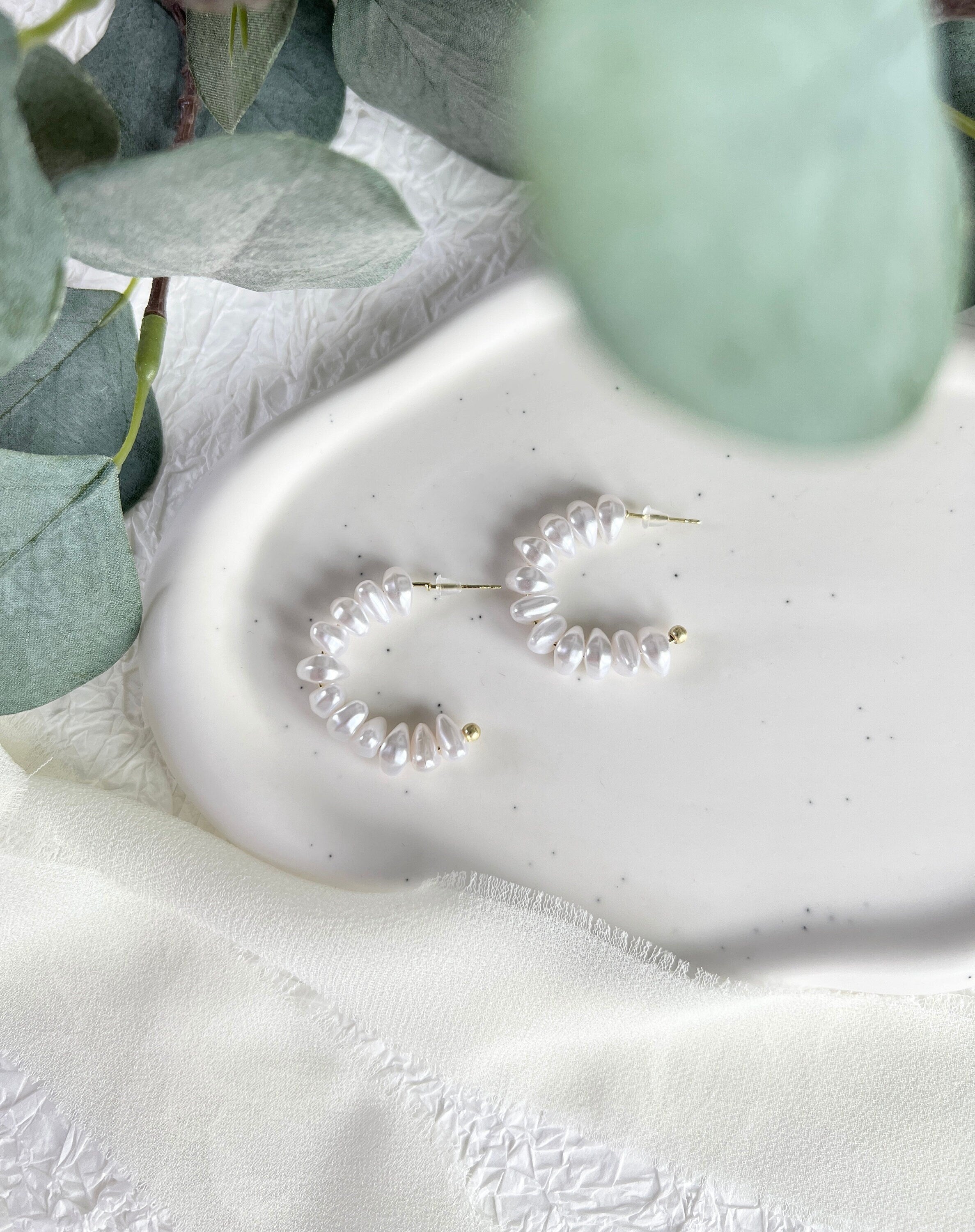 Creolen, Perlen, weiße halbe Creolen, mittelgroß, Ohrstecker, Gold, Perlmutt Optik Ohrschmuck,-Ohrringe-Schmuckblüte