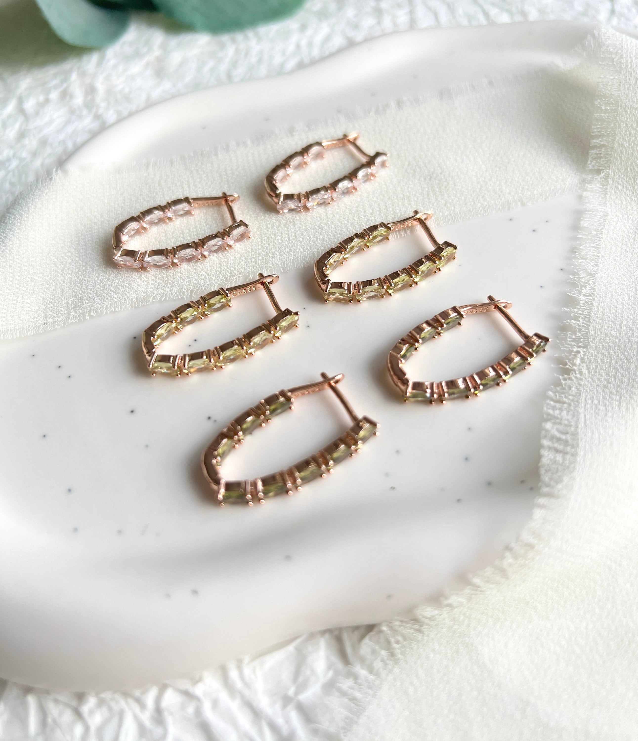 Creolen, funkelnde Ohrringe, längliche Zirkoniasteine, 585 Roségold, - Roségold/Hellgrün-Ohrringe-Schmuckblüte