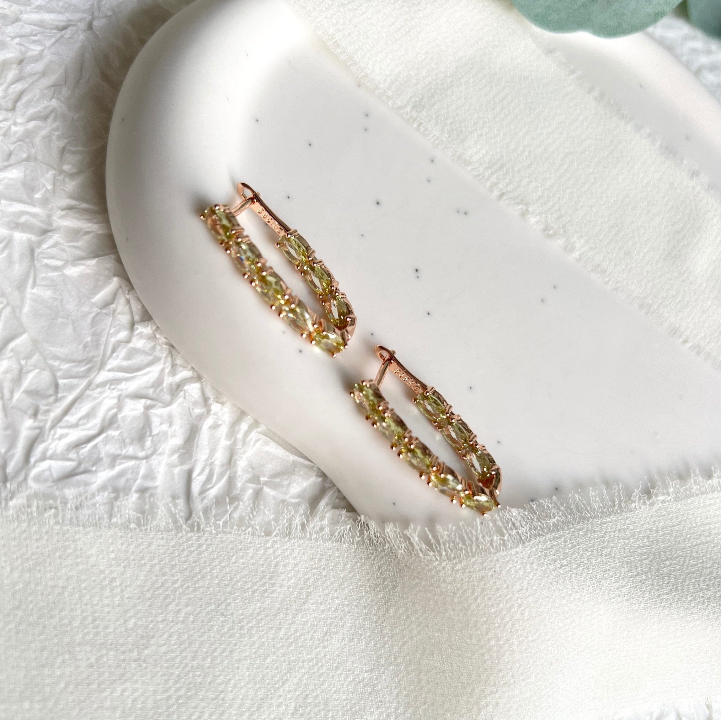 Creolen, funkelnde Ohrringe, längliche Zirkoniasteine, 585 Roségold, - Roségold/Hellgrün-Ohrringe-Schmuckblüte