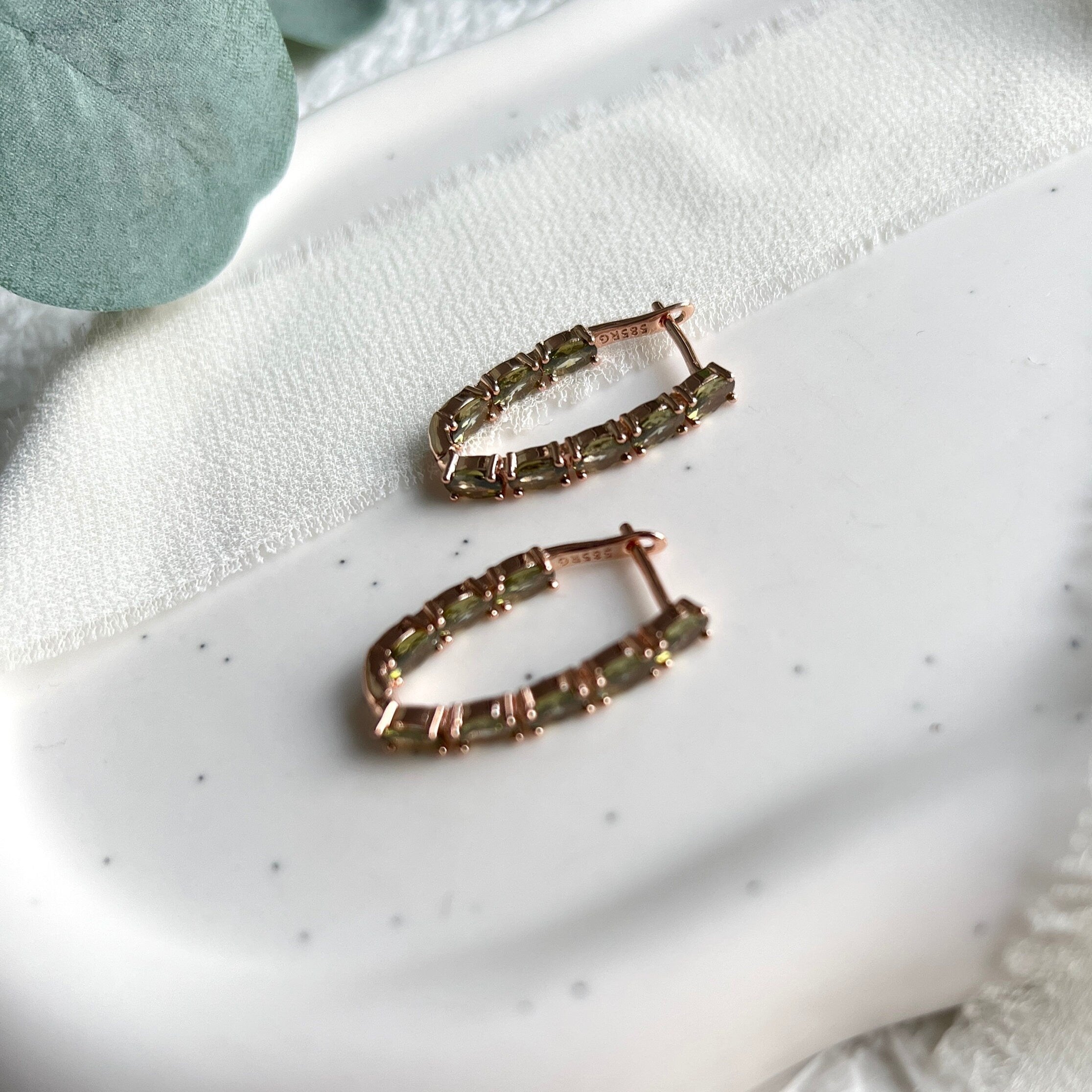 Creolen, funkelnde Ohrringe, längliche Zirkoniasteine, 585 Roségold, - Roségold/Olivgrün-Ohrringe-Schmuckblüte