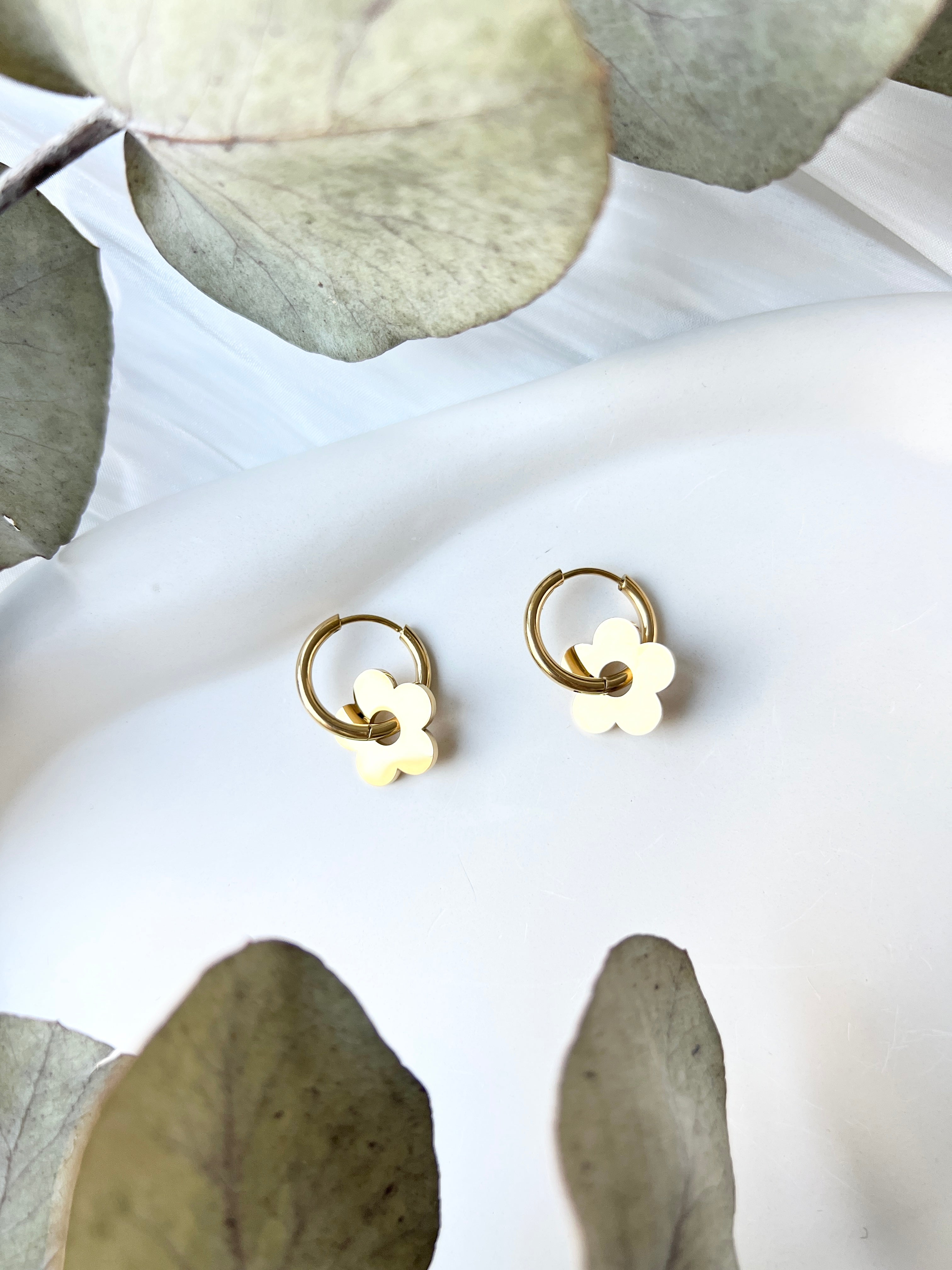 Creolen Ohrringe, Gold, rund mit Blumen Anhänger, Edelstahl, Brautschmuck, Ohrstecker, runde Ohrringe, Geschenk fuer Sie, Weihnachtsgeschenk, goldener Frauenschmuck, Alltagsschmuck, minimalistisch, Schmuckbluete