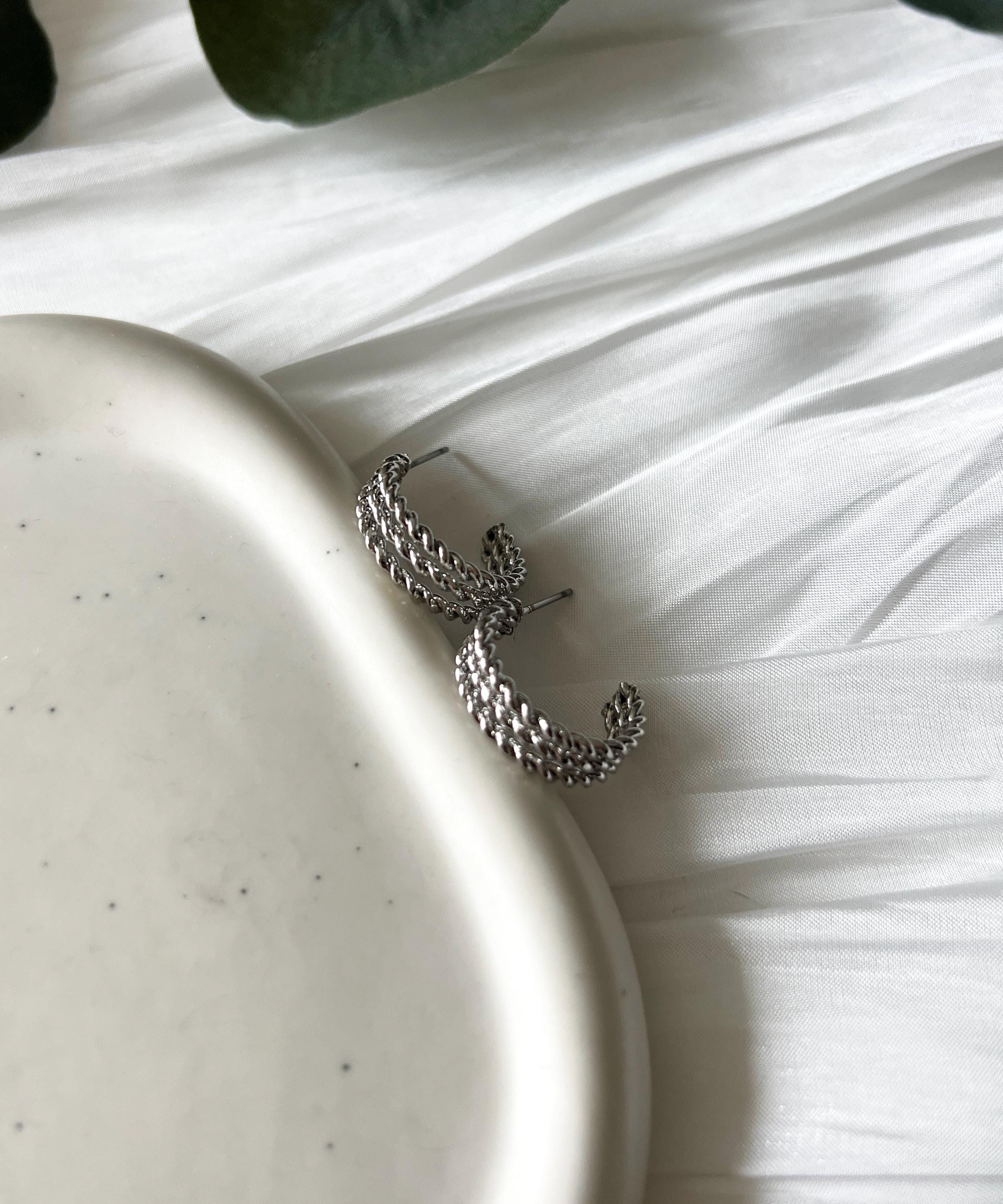 Creolen, Silber, gedreht, runde Ohrringe, moderner Schmuck, Ohrstecker, Ohrschmuck