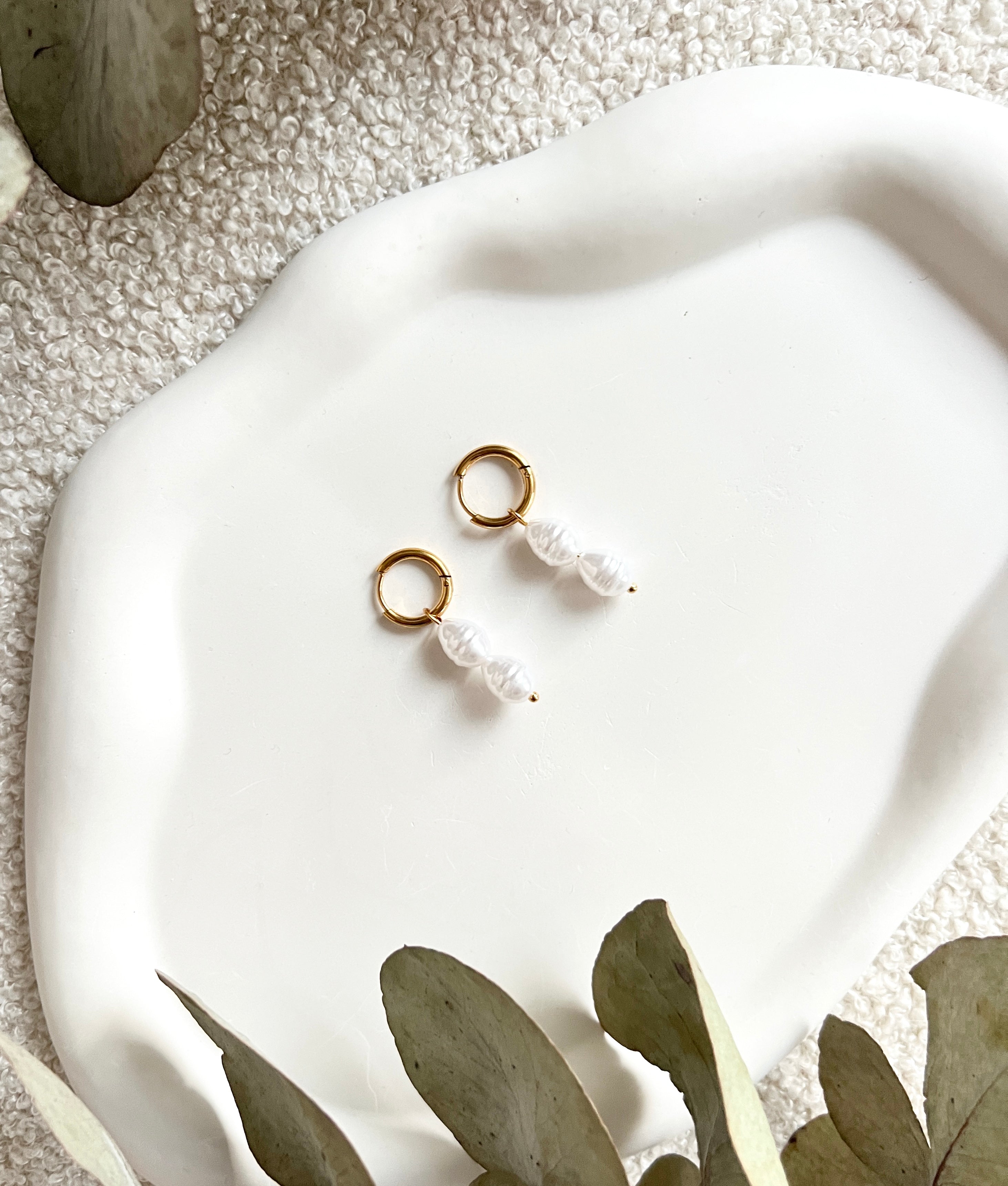 Creolen mit weißen Kunstperlen, Perlenohrringe, moderne Ohrringe, Hochzeitsschmuck, Brautjungfer, goldene Creolen aus Edelstahl, Geschenk für Sie, Damenschmuck, feine Damenohrringe, Geburtstagsgeschenk, Valentinstag