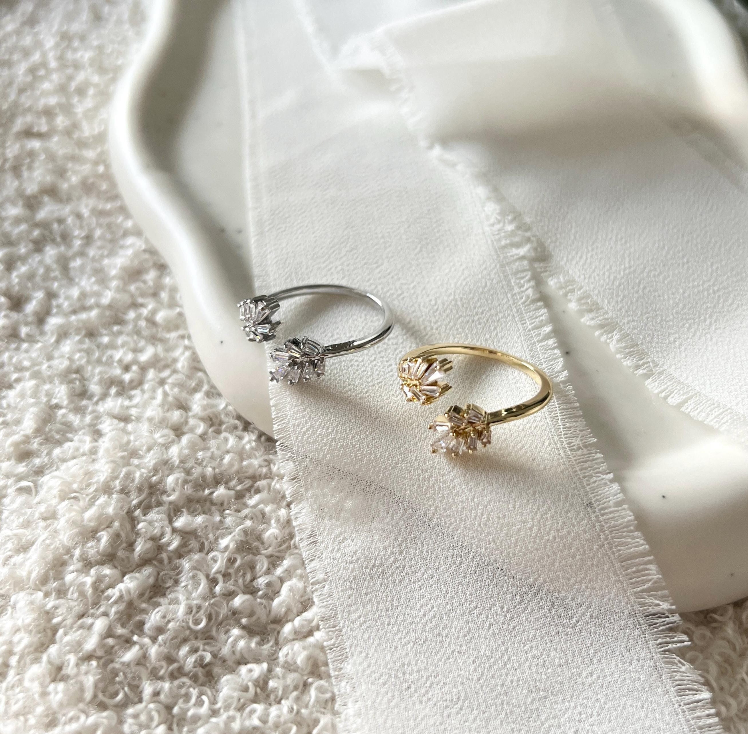 Feiner Ring, Silber oder Gold, glaenzende Strasssteine, filigraner Schmuck, offener Fingerschmuck, verstellbar, Einheitsgröße, Weihnachtsgeschenk, Geburtstagsgeschenk, Schmuck Frauen, eleganter Damenschmuck