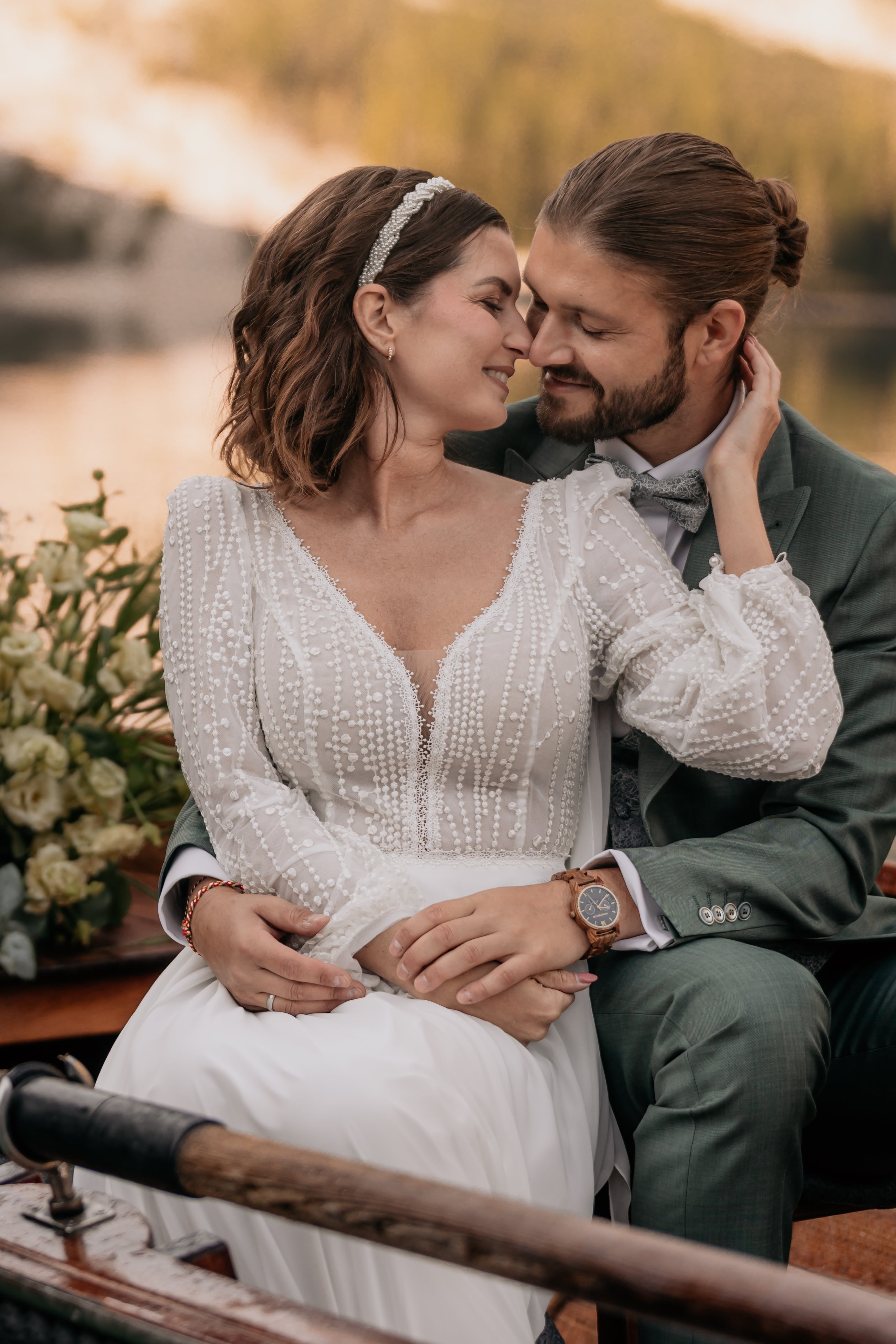 Atemberaubender Brauthaarreif mit feinen weißen Perlen, Gold, Perlenhaarreif, eleganter Perlenschmuck, Haarreif, Schmuck Hochzeit, Brauthaarschmuck, Schmuckblüte