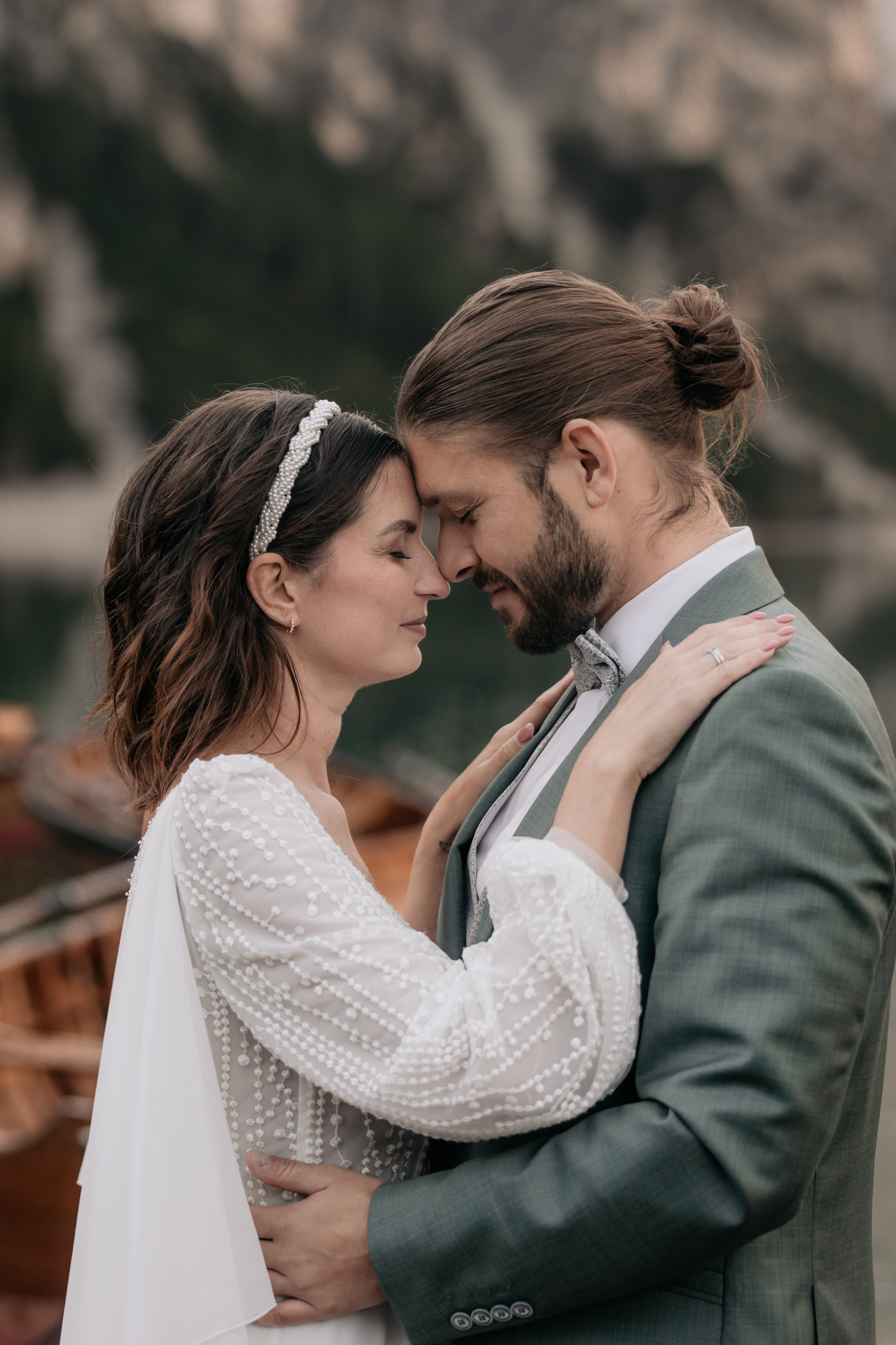 Atemberaubender Brauthaarreif mit feinen weißen Perlen, Gold, Perlenhaarreif, eleganter Perlenschmuck, Haarreif, Schmuck Hochzeit, Brauthaarschmuck, Schmuckblüte