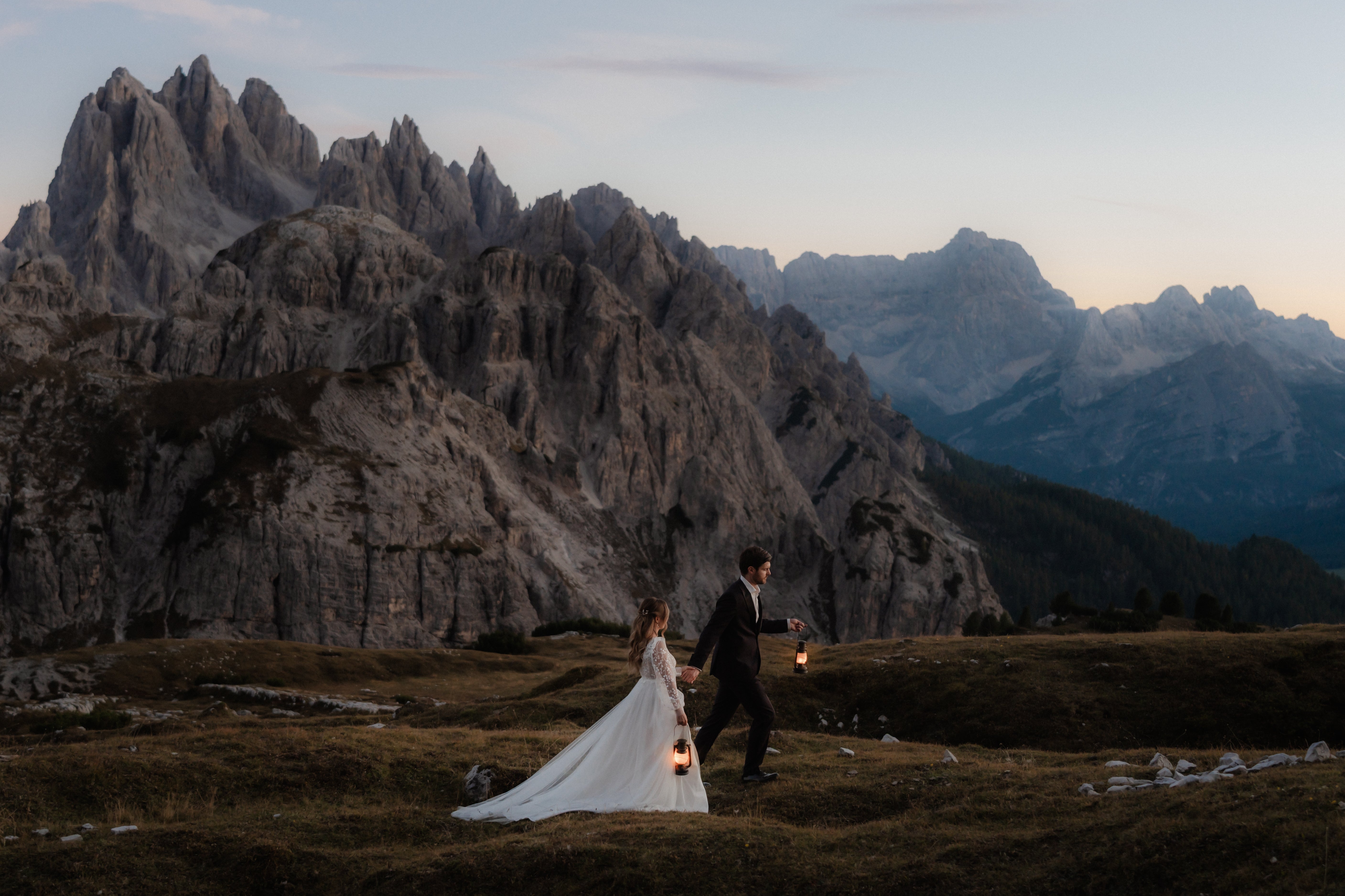 Haarnadeln, Set 3 Stück, ovale Perlen, Schmuckbluete, Brautschmuck, Perlenschmuck, ovale weiße Perlen, goldener Draht, Haarschmuck für die Hochzeit, Brautzubehör, Standesamt, Brautfrisur, Schmuck, Styled Shooting, Dolomiten_Weddinginspiration