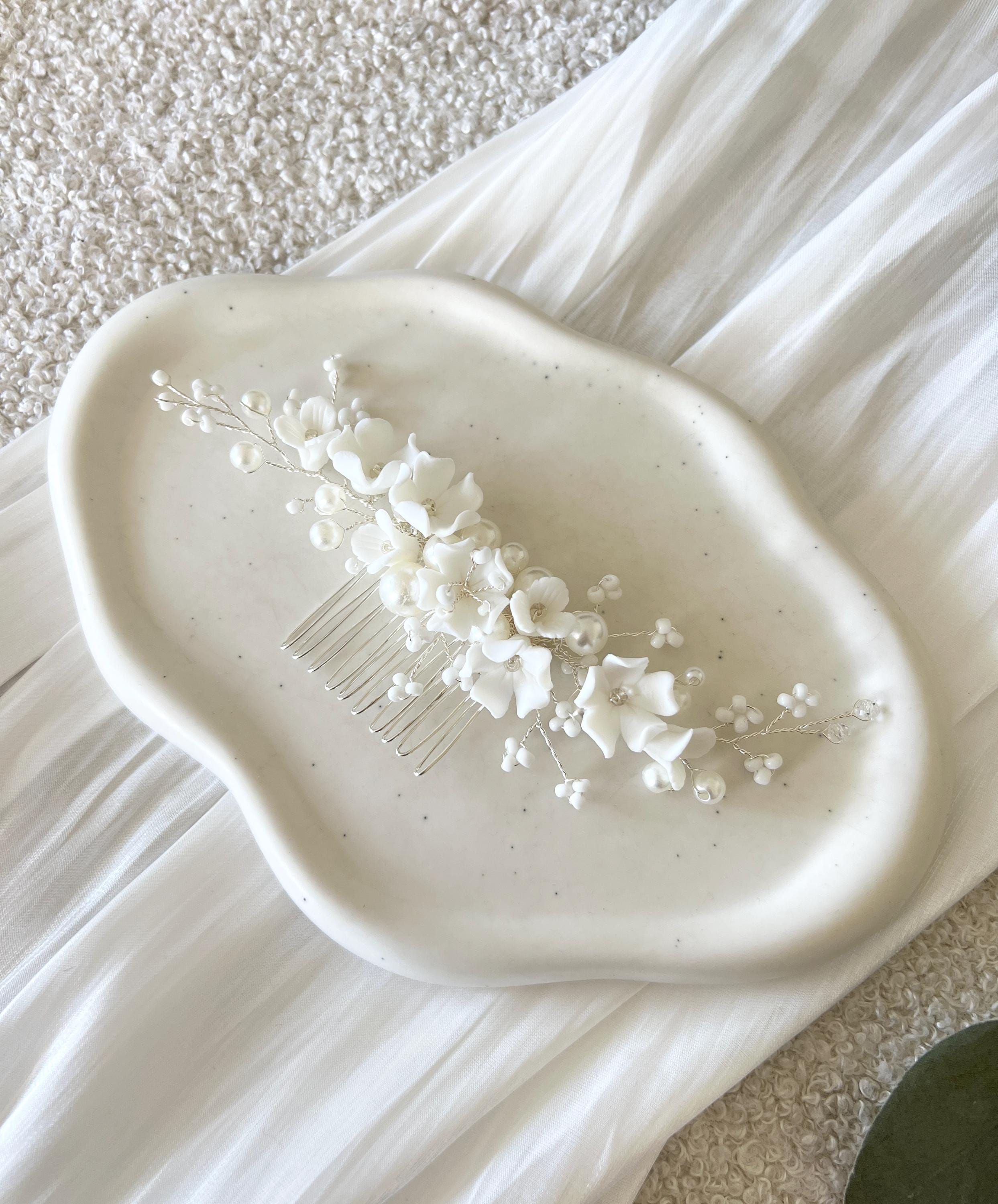 Haarkamm mit zarten Keramikblumen, weiße Blueten und Perlen, Perlenschmuck Hochzeit, Brauthaarschmuck, silberner Haarschmuck, Brautfrisur Brauthaarkamm, Schmuckbluete