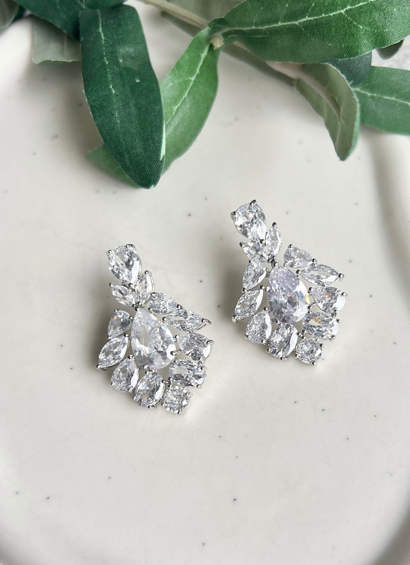 Brautohrringe, Silber, funkelnder Brautschmuck, feine Ohrringe, Cubic Zirconia, Brautlook, elegante Hängeohrringe, Standesamtlook, luxuriöser Schmuck für die Braut