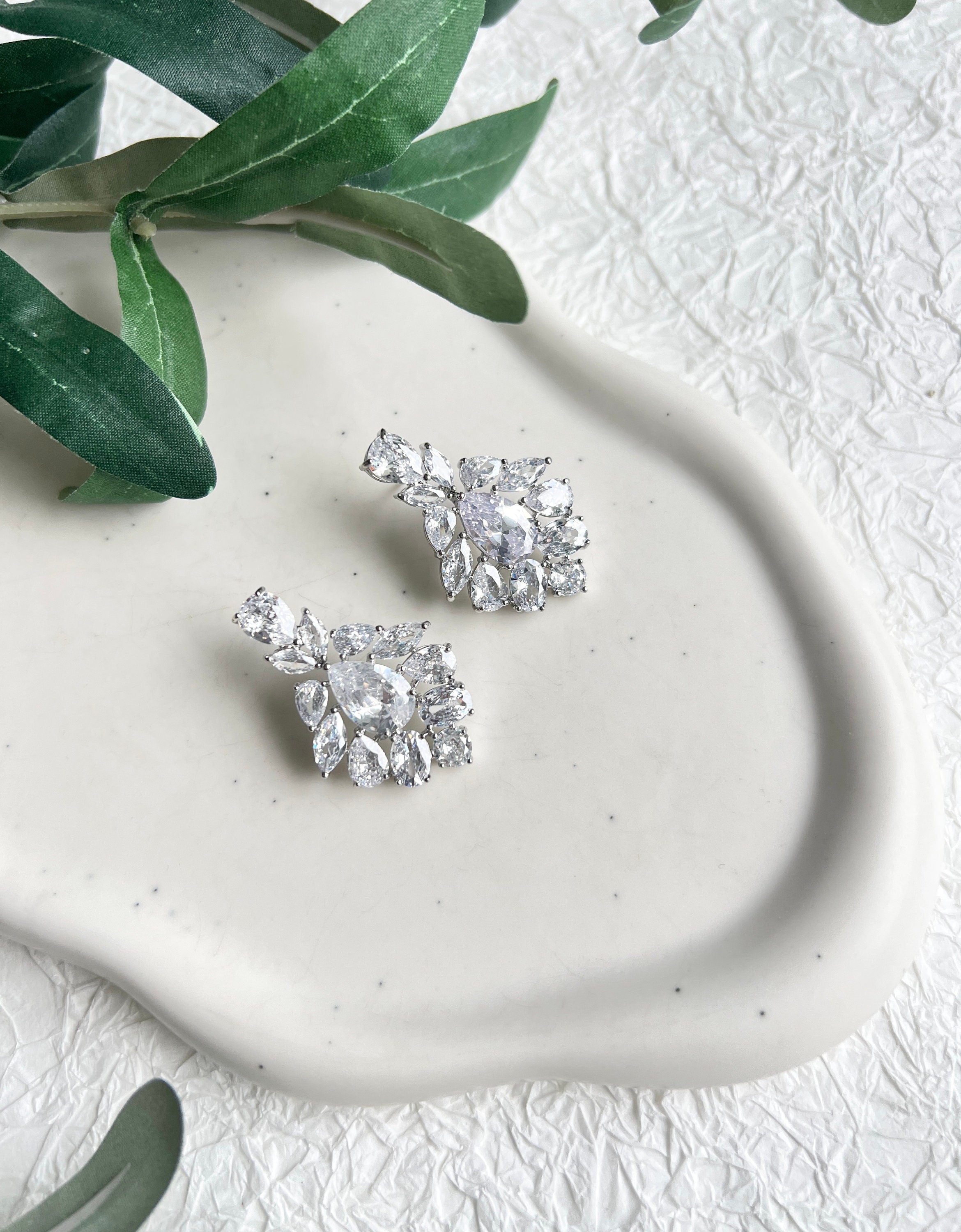 Brautohrringe, Silber, funkelnder Brautschmuck, feine Ohrringe, Cubic Zirconia, Brautlook, elegante Hängeohrringe, Standesamtlook, luxuriöser Schmuck für die Braut