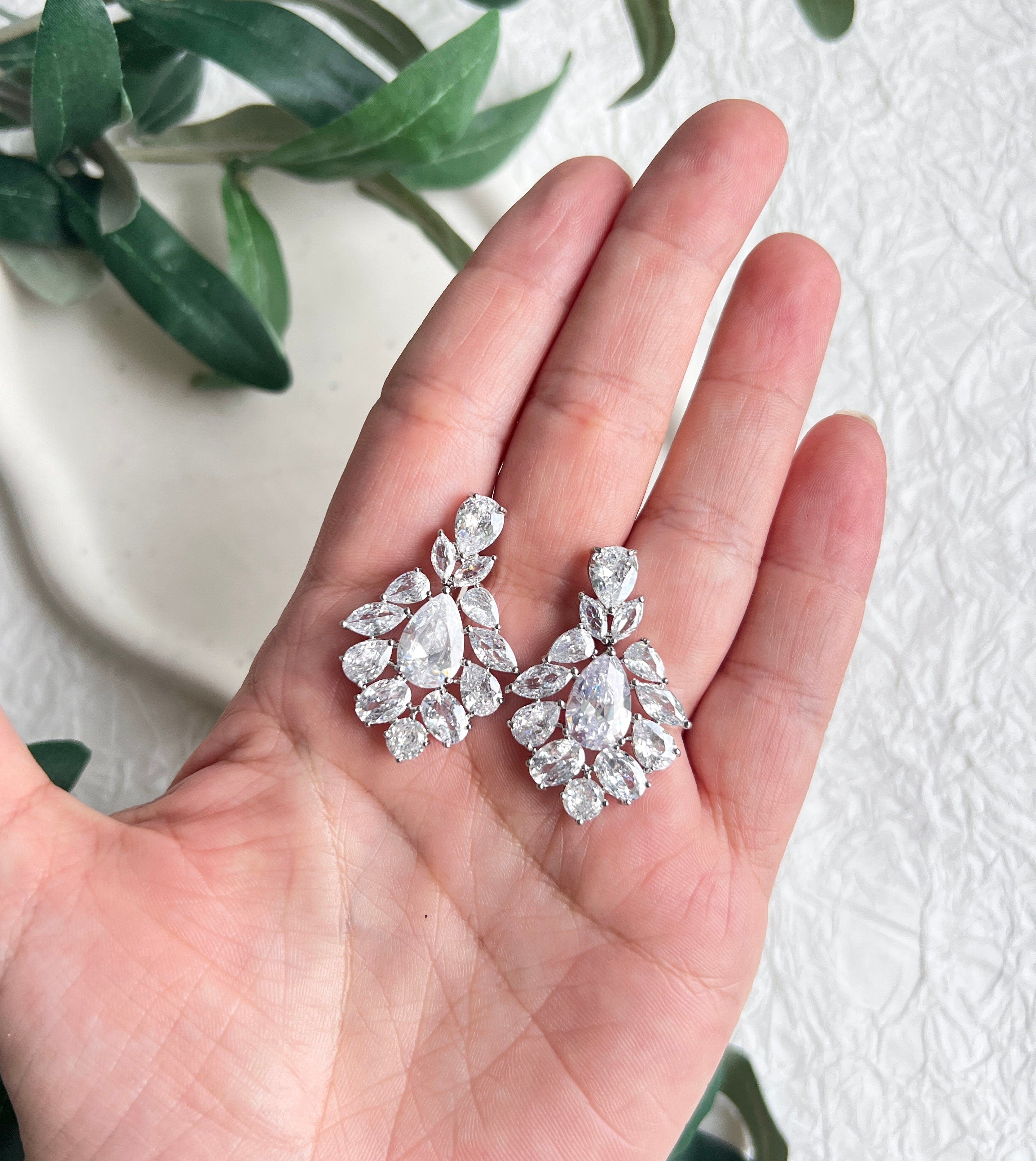 Brautohrringe, Silber, funkelnder Brautschmuck, feine Ohrringe, Cubic Zirconia, Brautlook, elegante Hängeohrringe, Standesamtlook, luxuriöser Schmuck für die Braut