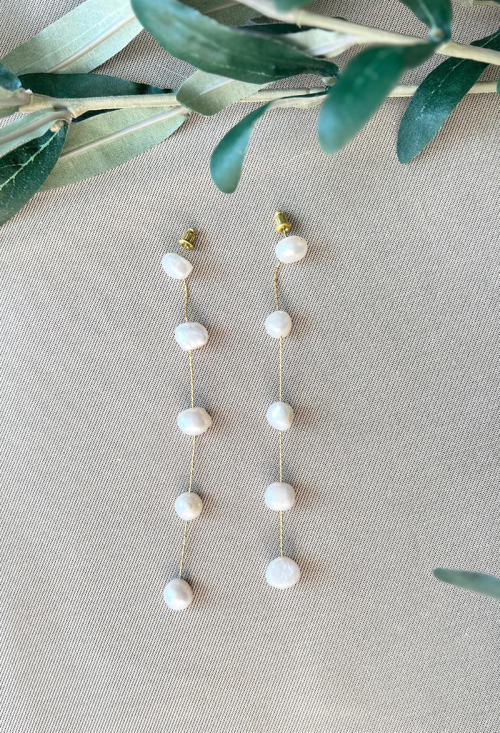 Elegante Brautohrringe - 11 cm Länge, Perlen ungleichmäßig geformt - Gold und weiß - Hängeohrringe Hochzeit, Ohrringe Braut-Ohrringe-Schmuckblüte