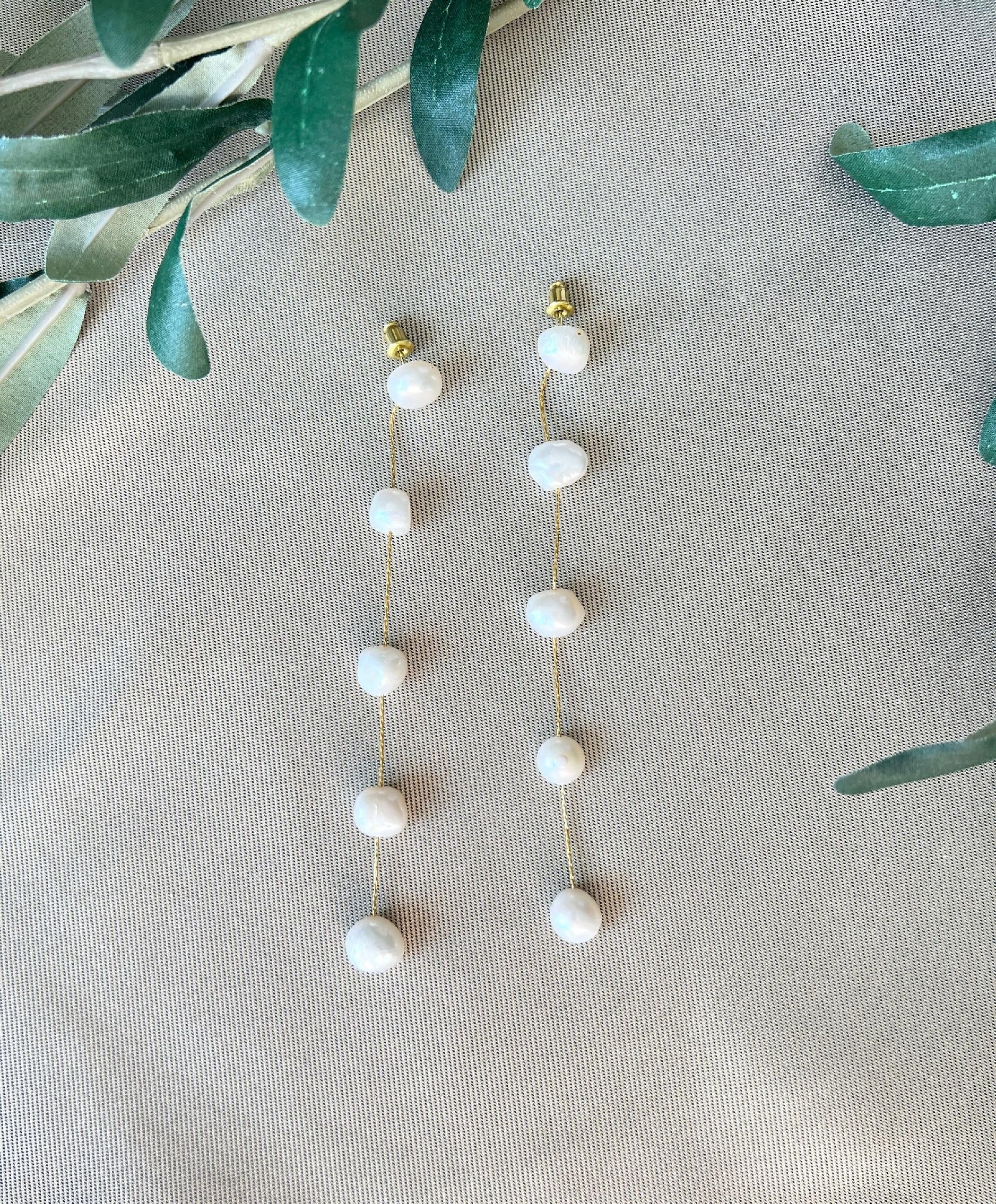 Elegante Brautohrringe - 11 cm Länge, Perlen ungleichmäßig geformt - Gold und weiß - Hängeohrringe Hochzeit, Ohrringe Braut-Ohrringe-Schmuckblüte