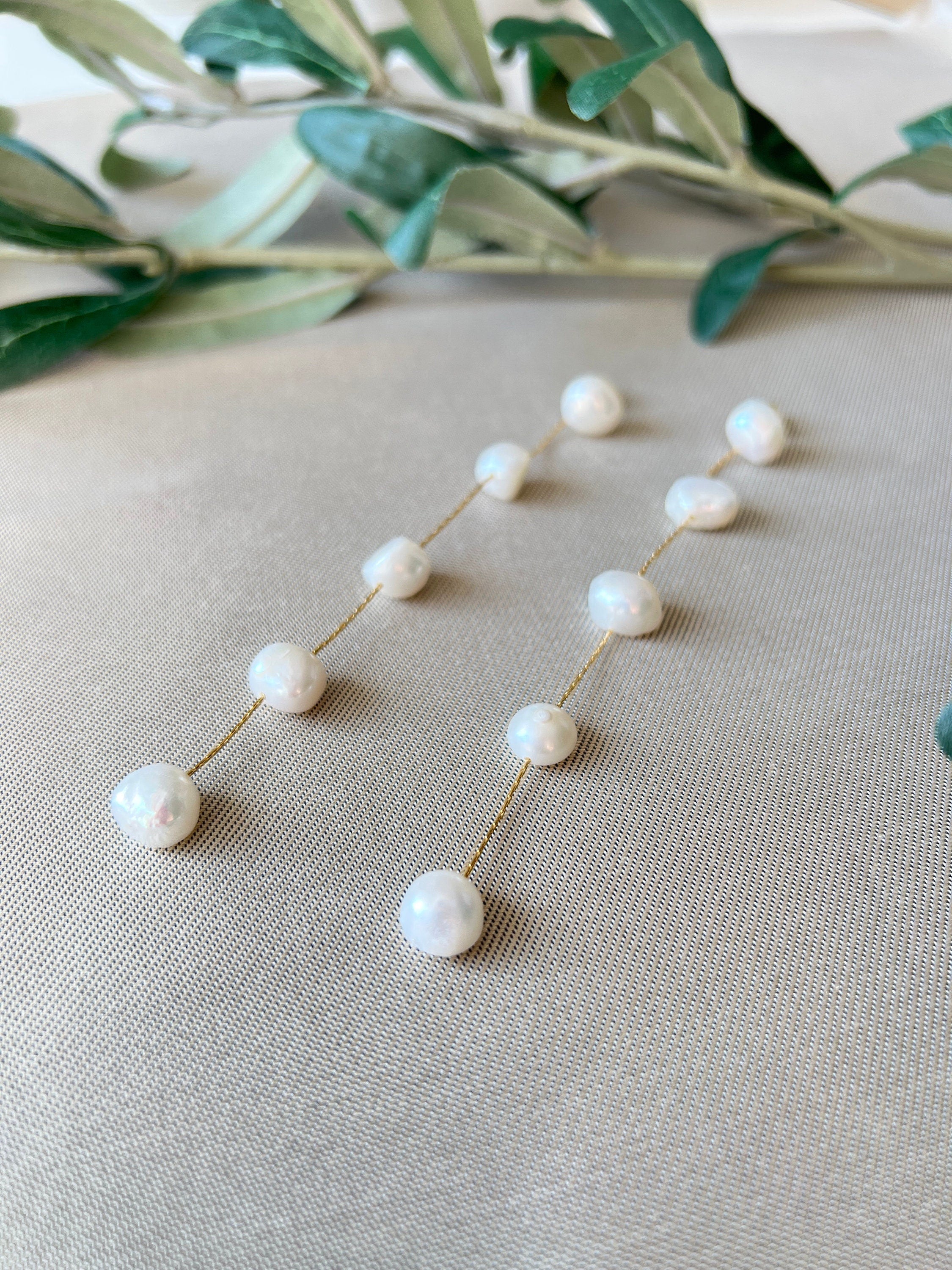 Elegante Brautohrringe - 11 cm Länge, Perlen ungleichmäßig geformt - Gold und weiß - Hängeohrringe Hochzeit, Ohrringe Braut-Ohrringe-Schmuckblüte