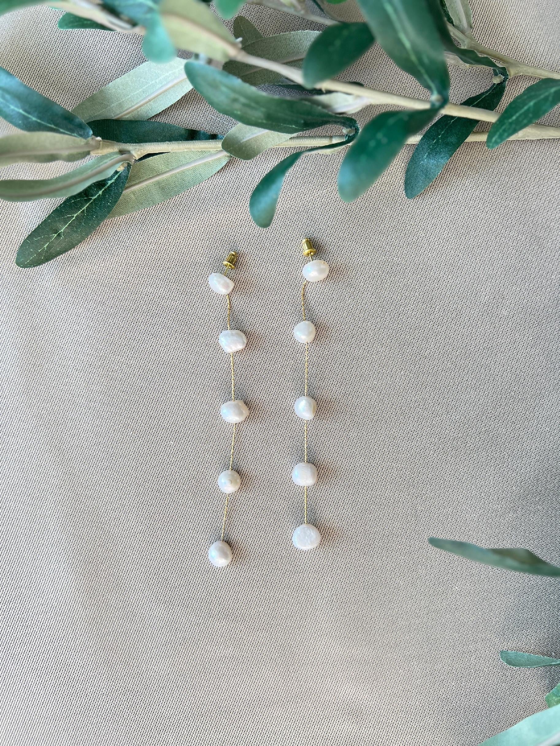 Elegante Brautohrringe - 11 cm Länge, Perlen ungleichmäßig geformt - Gold und weiß - Hängeohrringe Hochzeit, Ohrringe Braut-Ohrringe-Schmuckblüte