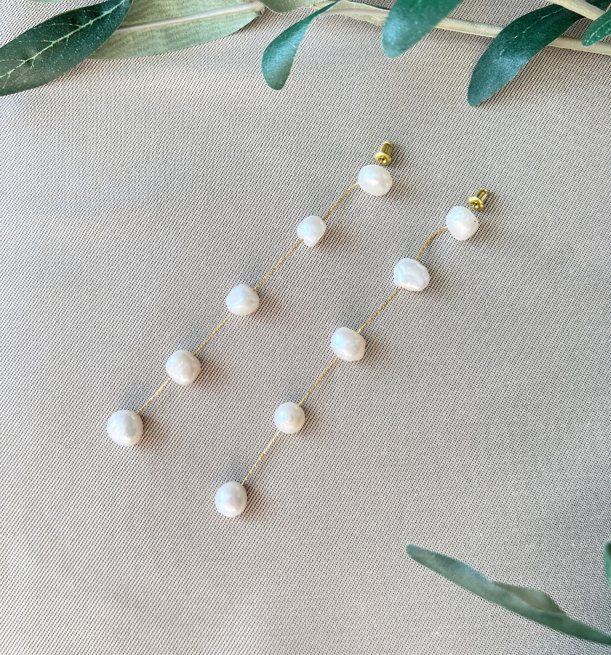 Elegante Brautohrringe - 11 cm Länge, Perlen ungleichmäßig geformt - Gold und weiß - Hängeohrringe Hochzeit, Ohrringe Braut-Ohrringe-Schmuckblüte