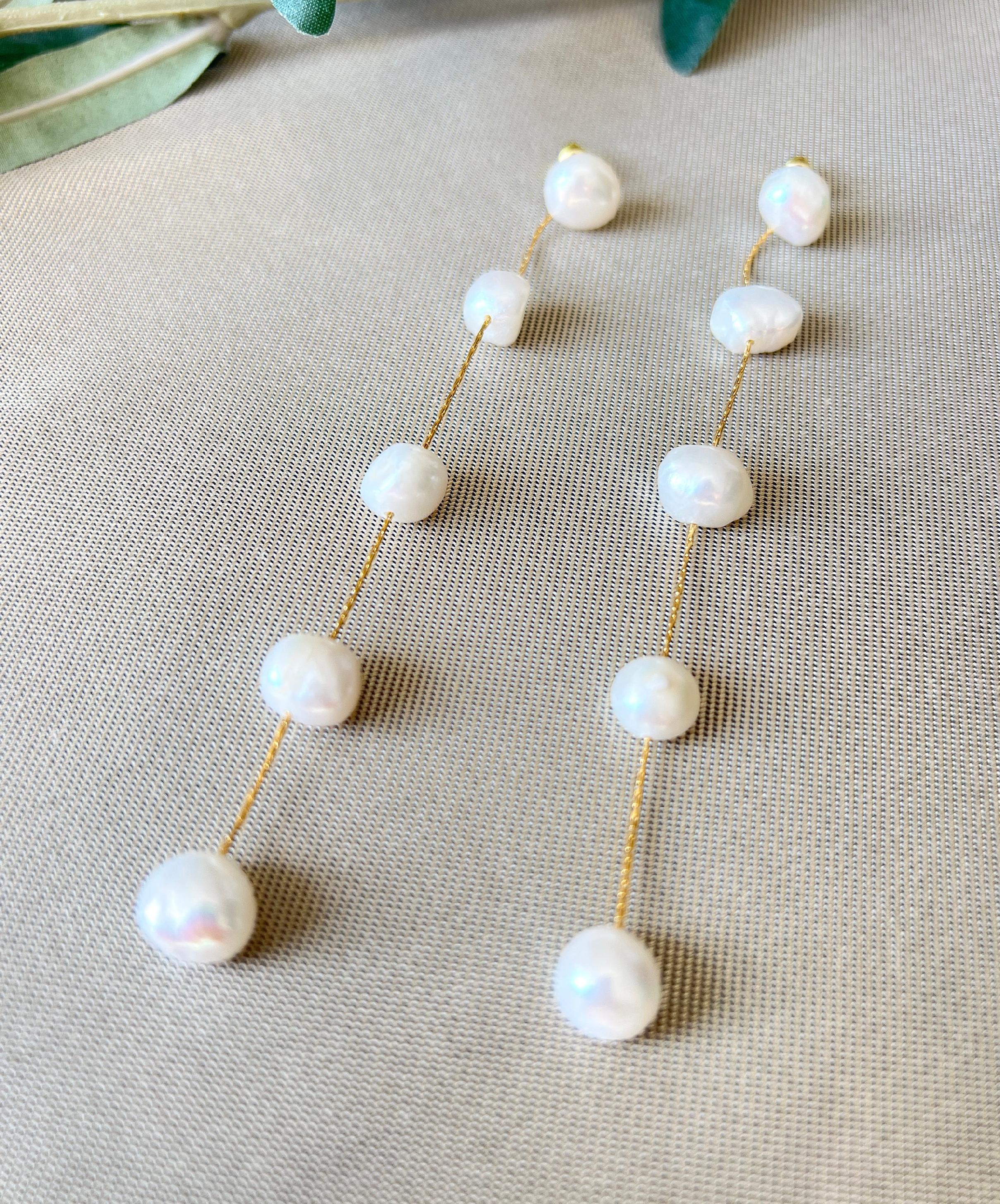 Elegante Brautohrringe - 11 cm Länge, Perlen ungleichmäßig geformt - Gold und weiß - Hängeohrringe Hochzeit, Ohrringe Braut-Ohrringe-Schmuckblüte