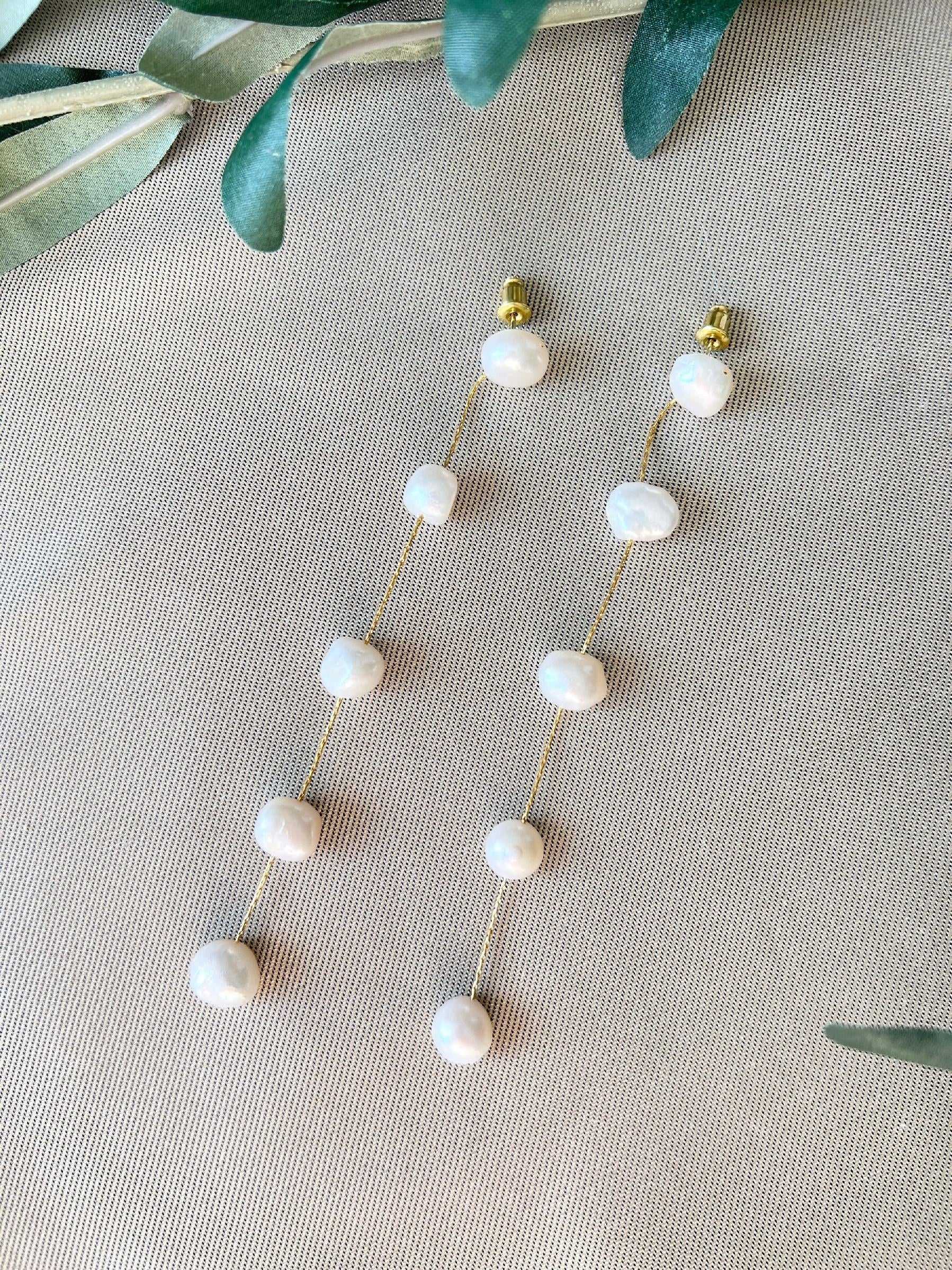 Elegante Brautohrringe - 11 cm Länge, Perlen ungleichmäßig geformt - Gold und weiß - Hängeohrringe Hochzeit, Ohrringe Braut-Ohrringe-Schmuckblüte